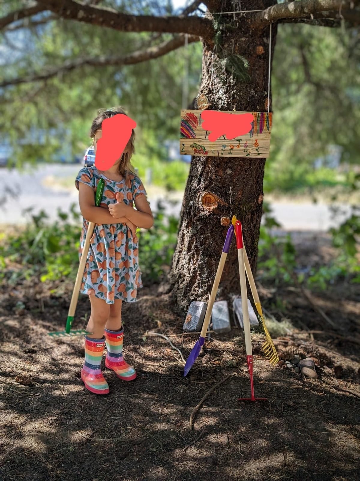 JustForKids Kids Garden Tool Set Toy, Rake, Spade, Hoe and Leaf Rake, reduced size, made of sturdy steel heads and real wood handle, 4-Piece, Multicolored, 5yr+ customer photo 2