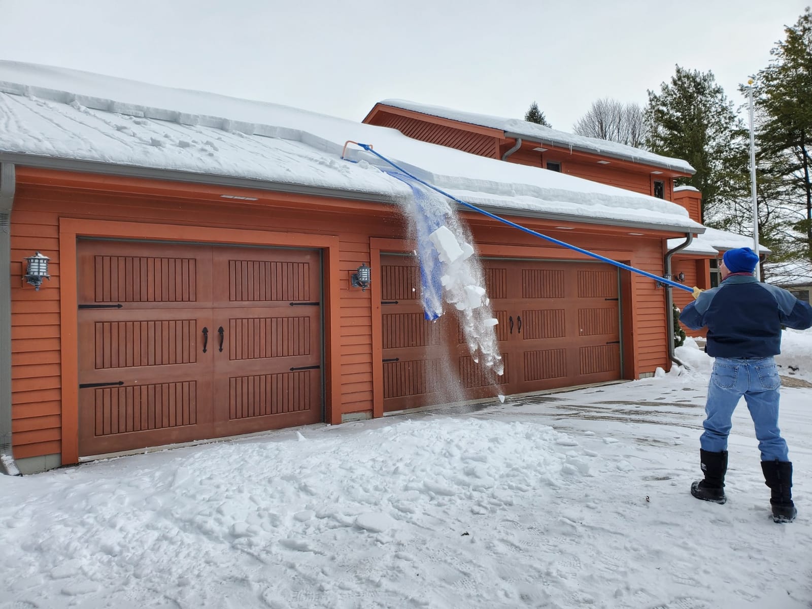 Avalanche! Heavy Duty Roof Snow Rake AVA750, 15 1/2 Ft Fiberglass Pole, Heavy-Duty Slide customer photo 1