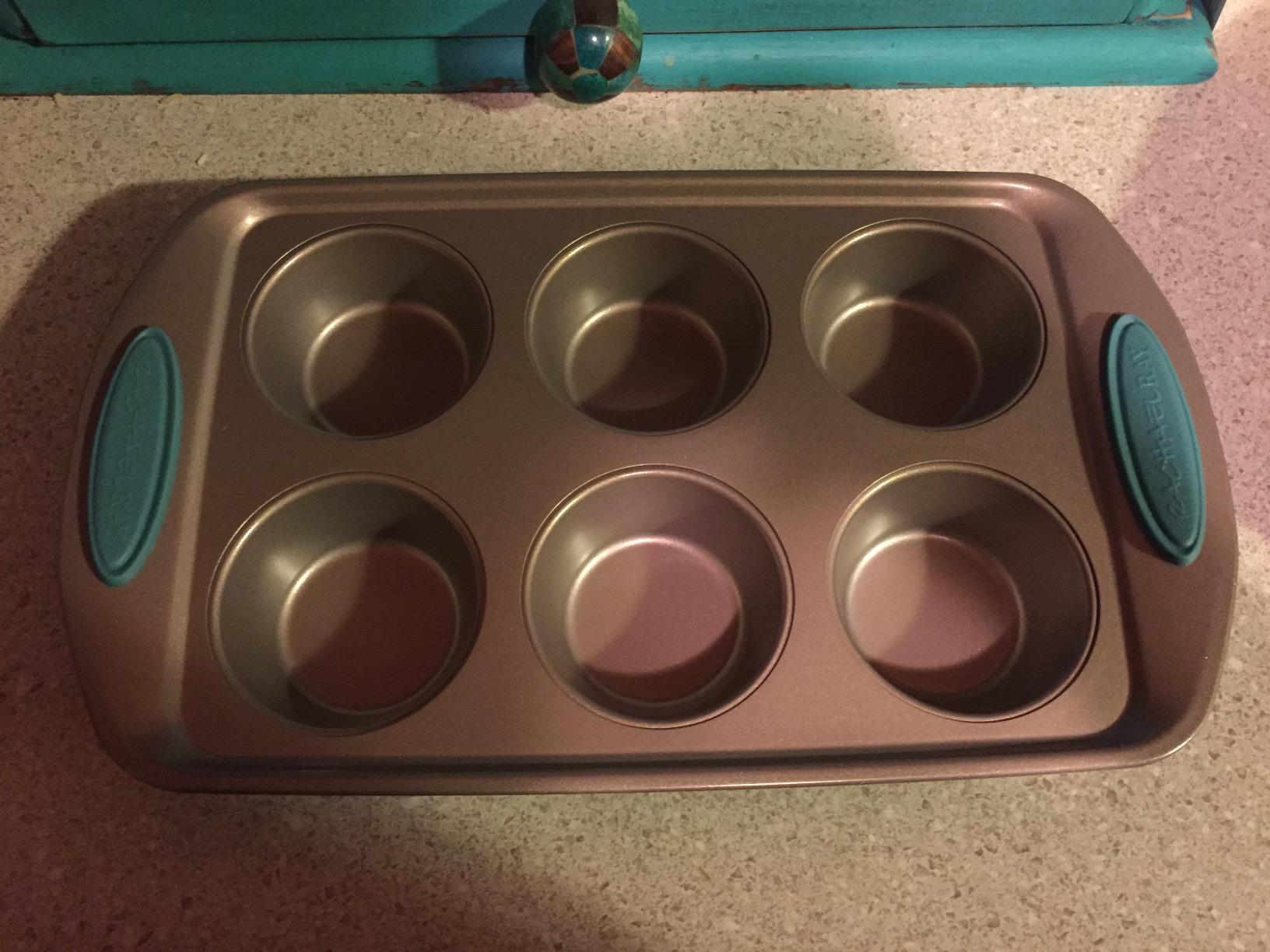 Rachael Ray Cucina Nonstick Bakeware Baking Pans Set, 10-Piece, Easy Cleanup, Oven Safe to 450F, Latte Brown and Cranberry Red customer photo 1