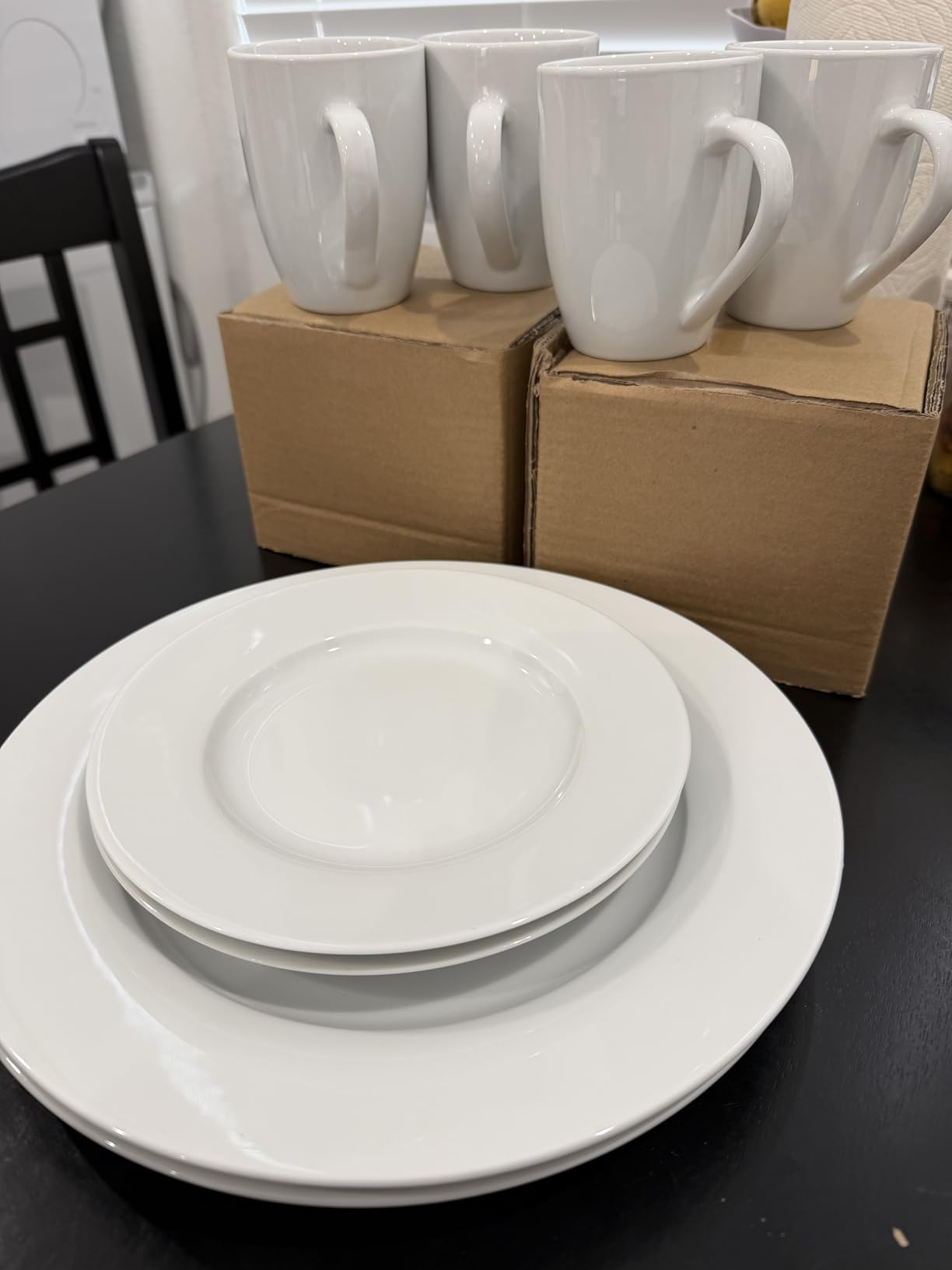 Amazon Basics 16-Piece Porcelain Dinnerware Set, Microwave and Dishwasher Safe, Service for 4, Plates, Bowls and Mugs, White customer photo 2