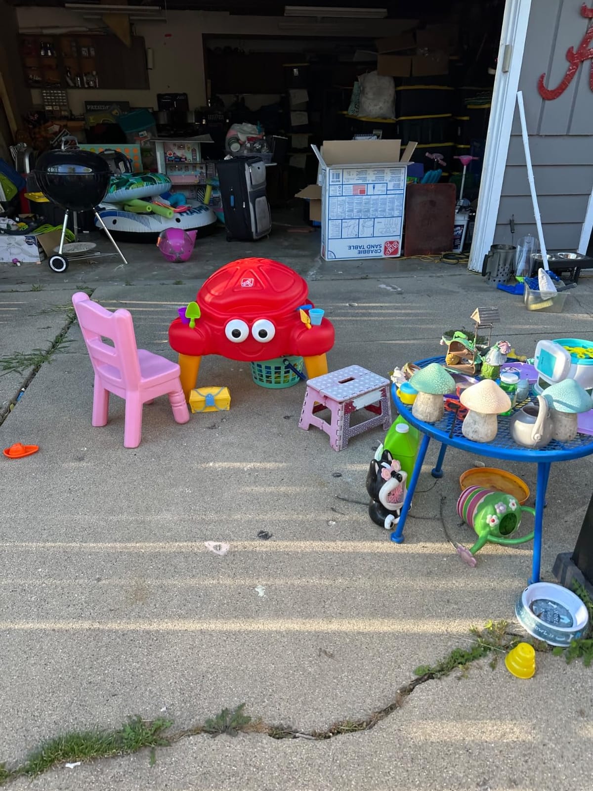 Step2 Crabbie Sand Table, Kids Sand Activity Sensory Table, 4 Piece Accessory Kit, Ages 1.5-6 Years customer photo 1