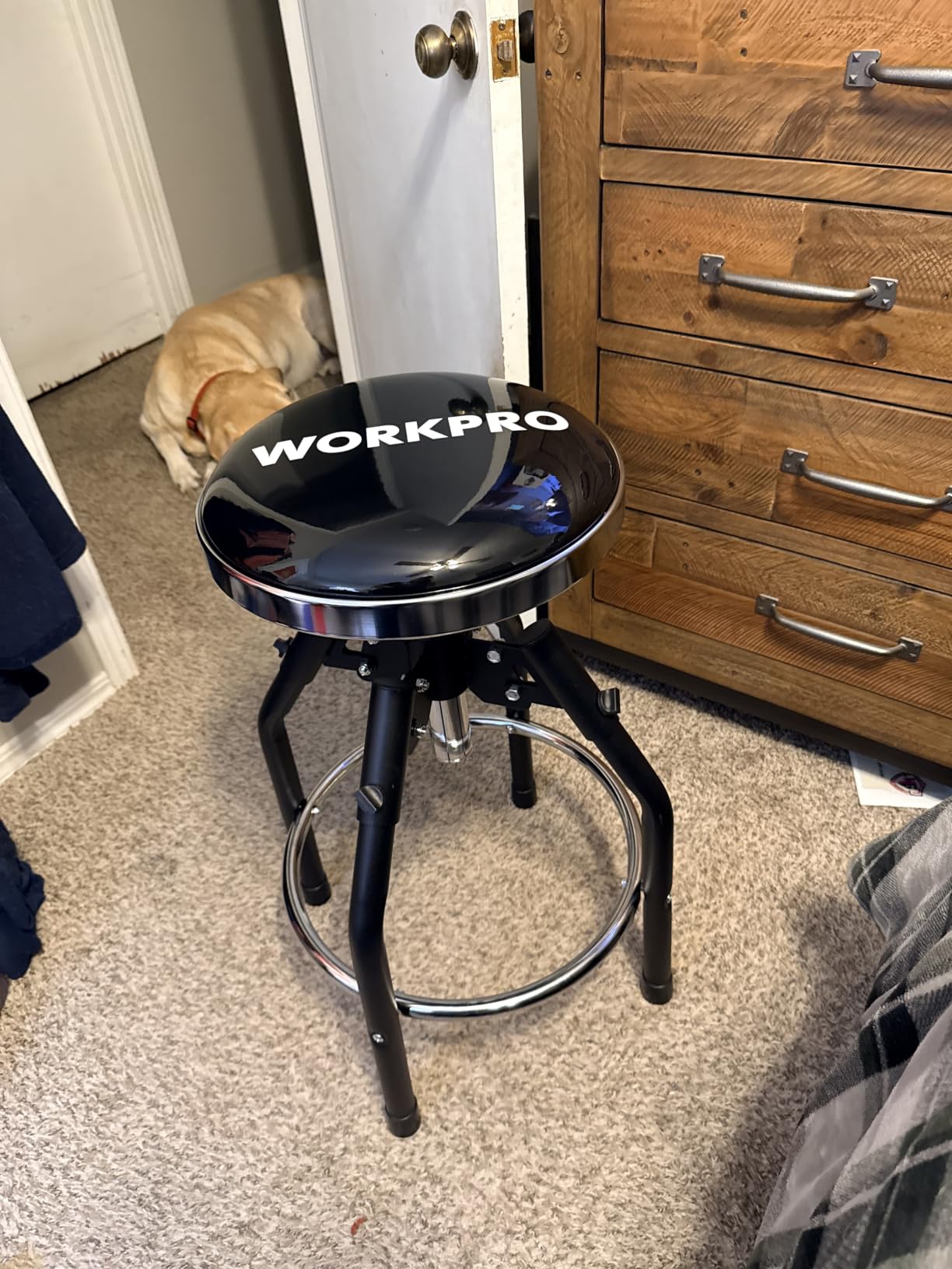 WORKPRO Heavy Duty Adjustable Hydraulic Shop Stool, Garage Bar Stool, 29in to 33.86in, 330-Pound Capacity, Black customer photo 2