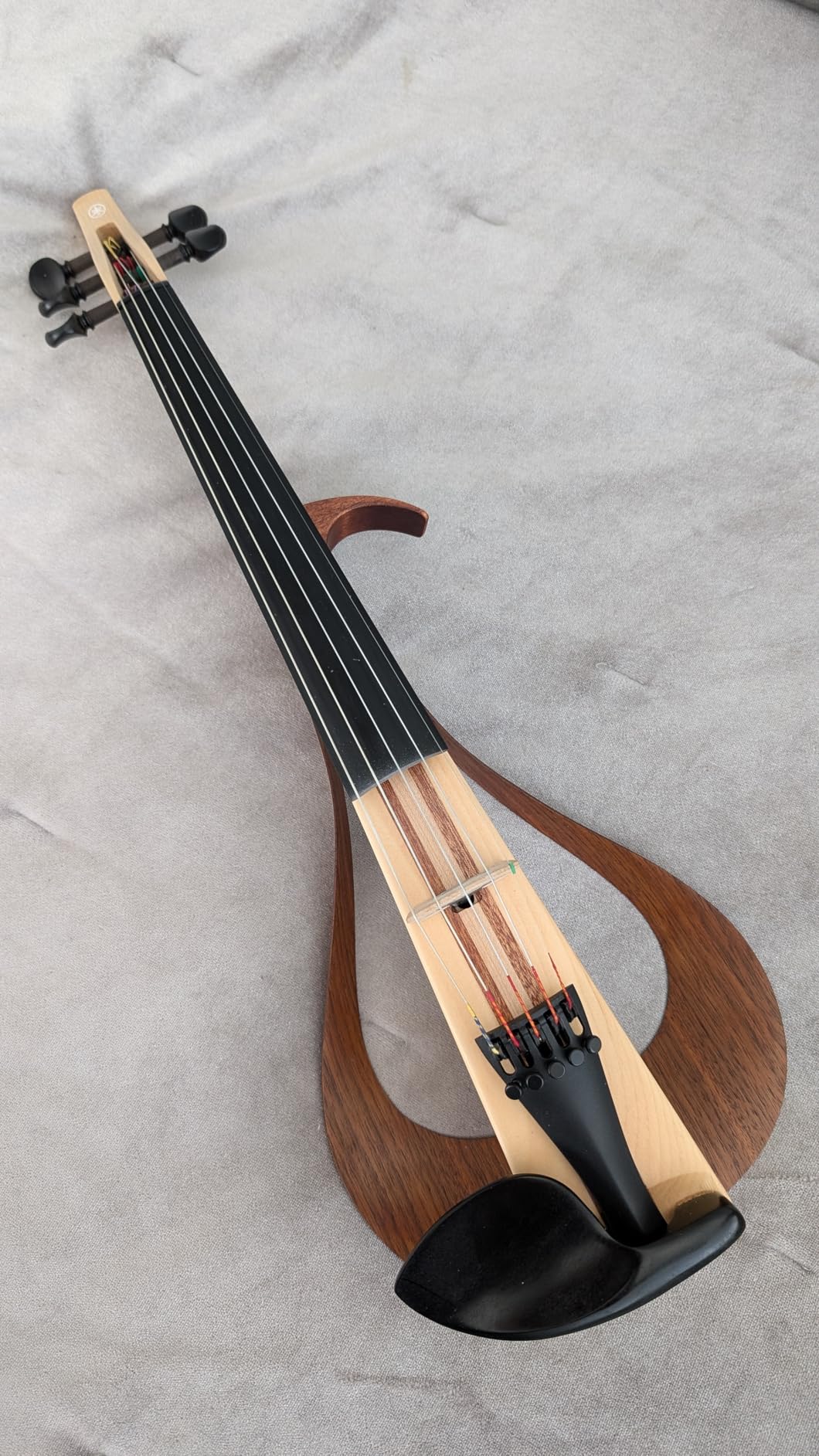 Yamaha YEV105NT Electric Violin, Natural, 5 String customer photo 2