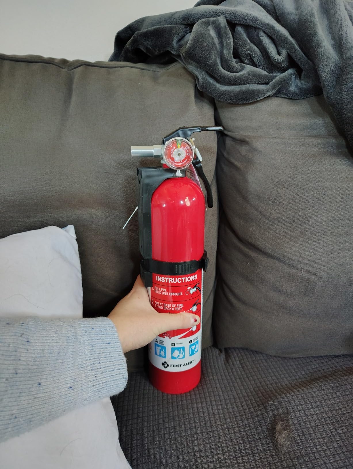First Alert Fire Extinguisher, Standard Home Use | HOME1, UL RATED 1-A:10-B:C, Red 1-Pack customer photo 2