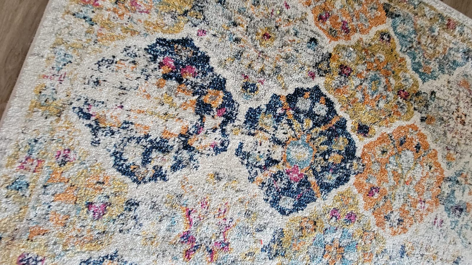 SAFAVIEH Madison Collection Area Rug - 9' x 12', Cream & Multi, Boho Chic Distressed Design, Non-Shedding & Easy Care, Ideal for High Traffic Areas in Living Room, Bedroom (MAD611B) customer photo 1