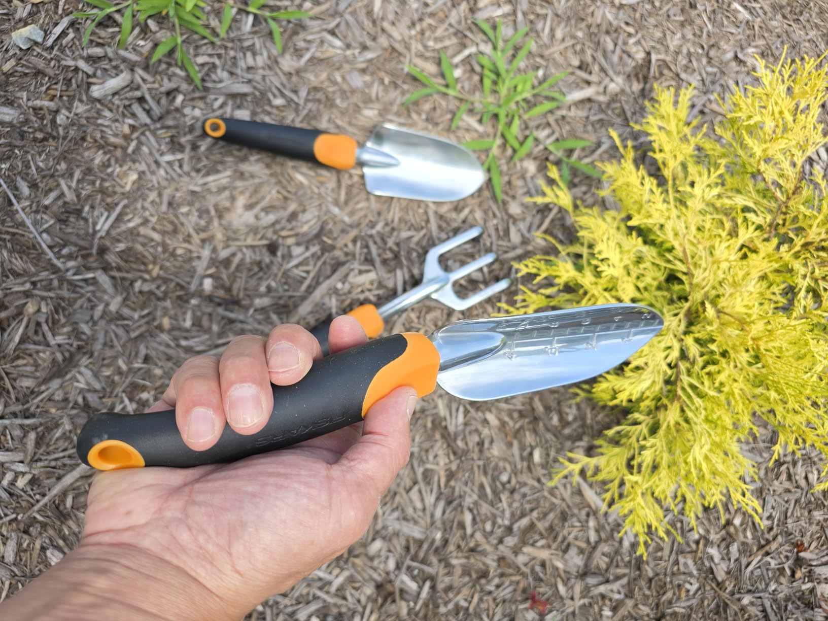 Fiskars 3-Piece Garden Hand Tools Set w/ Trowel, Transplanter & Cultivator customer photo 1