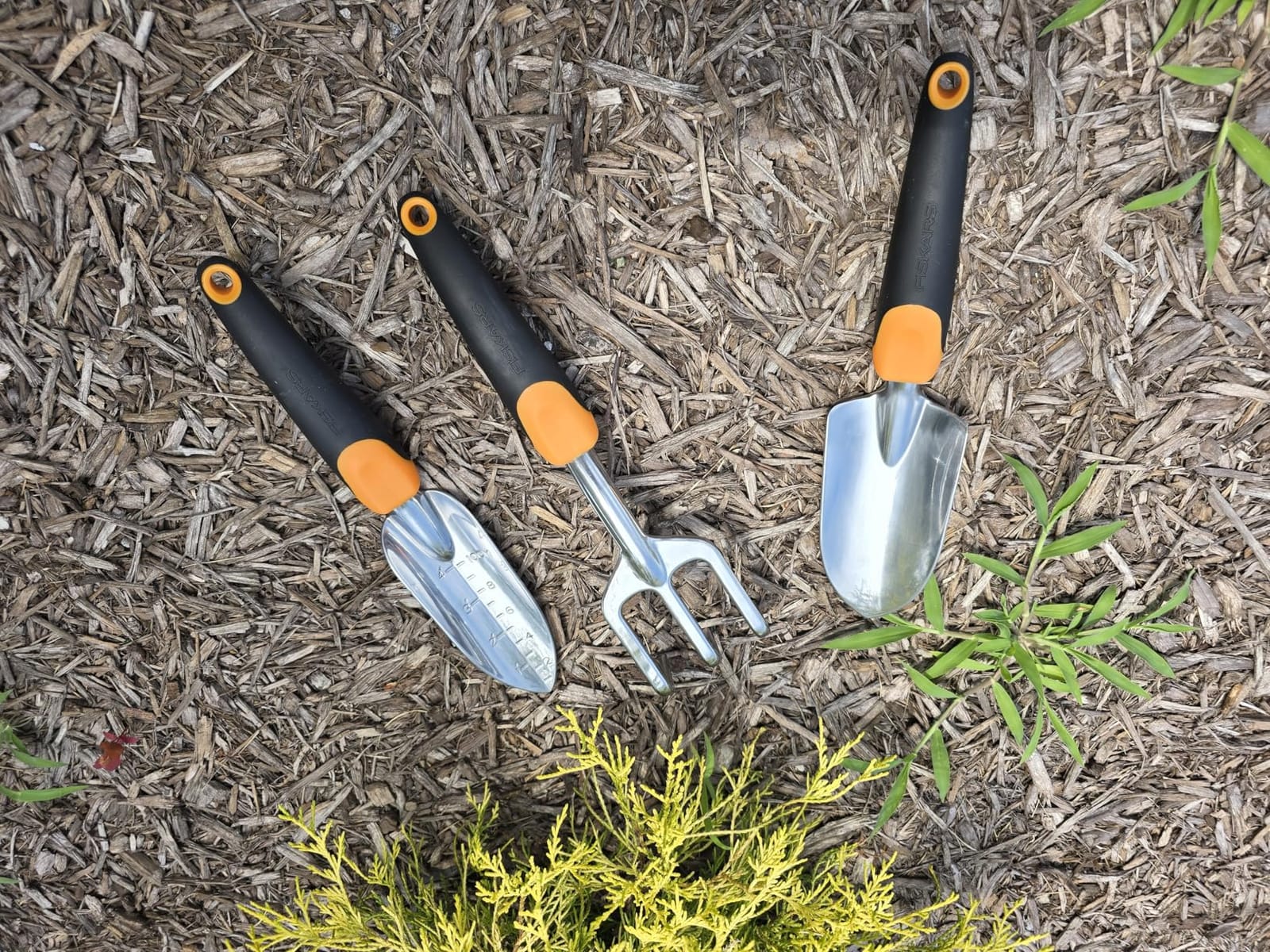 Fiskars 3-Piece Garden Hand Tools Set w/ Trowel, Transplanter & Cultivator customer photo 2