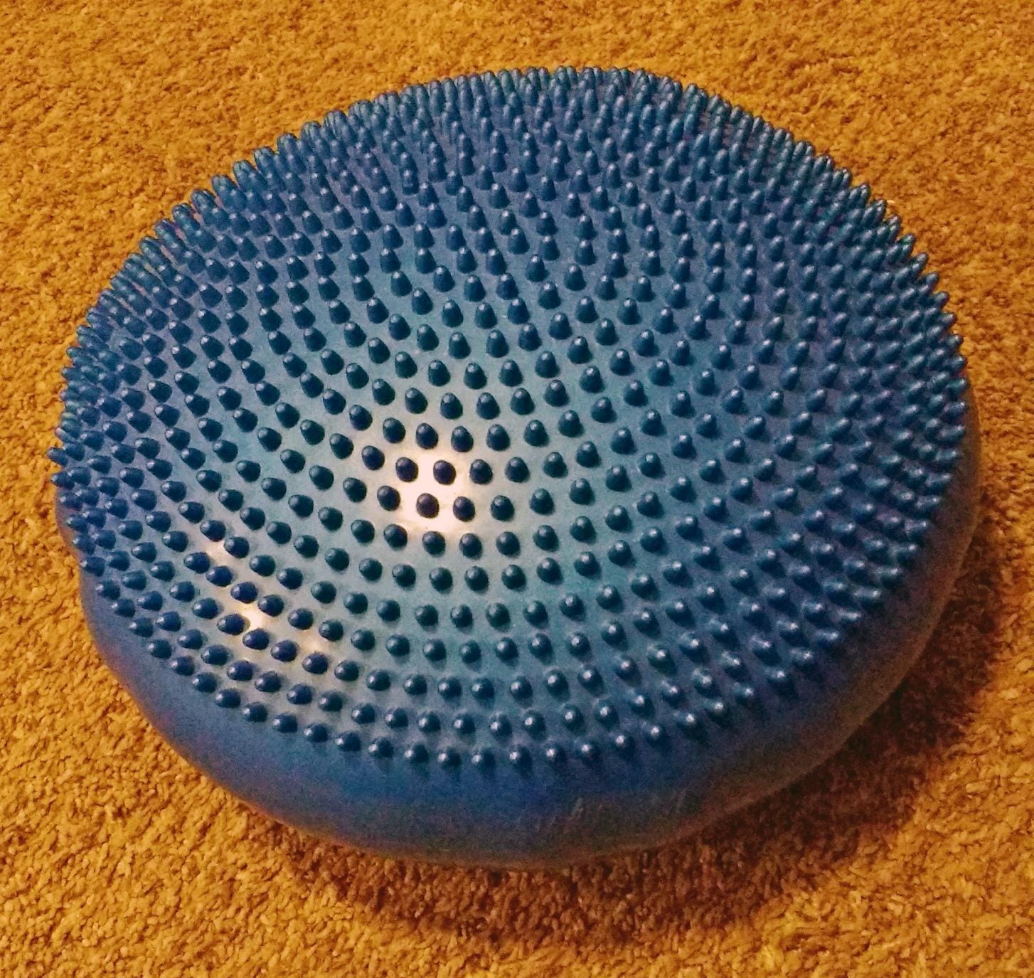 AppleRound Inflated Wobble Cushion with Hand Pump, Air Stability Board (Extra Thick), Core Balance Disc for Adults, Sensory Wiggle Seat for Kids, Flexible Seating for All Age, 13.5in / 34cm Diameter customer photo 1