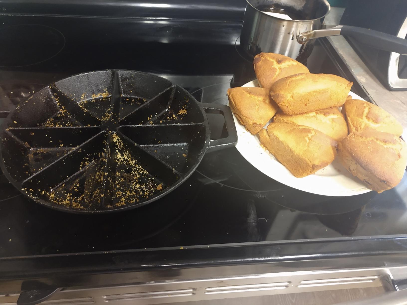 Bayou Classic 10-in Cast Iron Wedge Cornbread Skillet, Side Loop Handles, Bakes 8 Wedges customer photo 1
