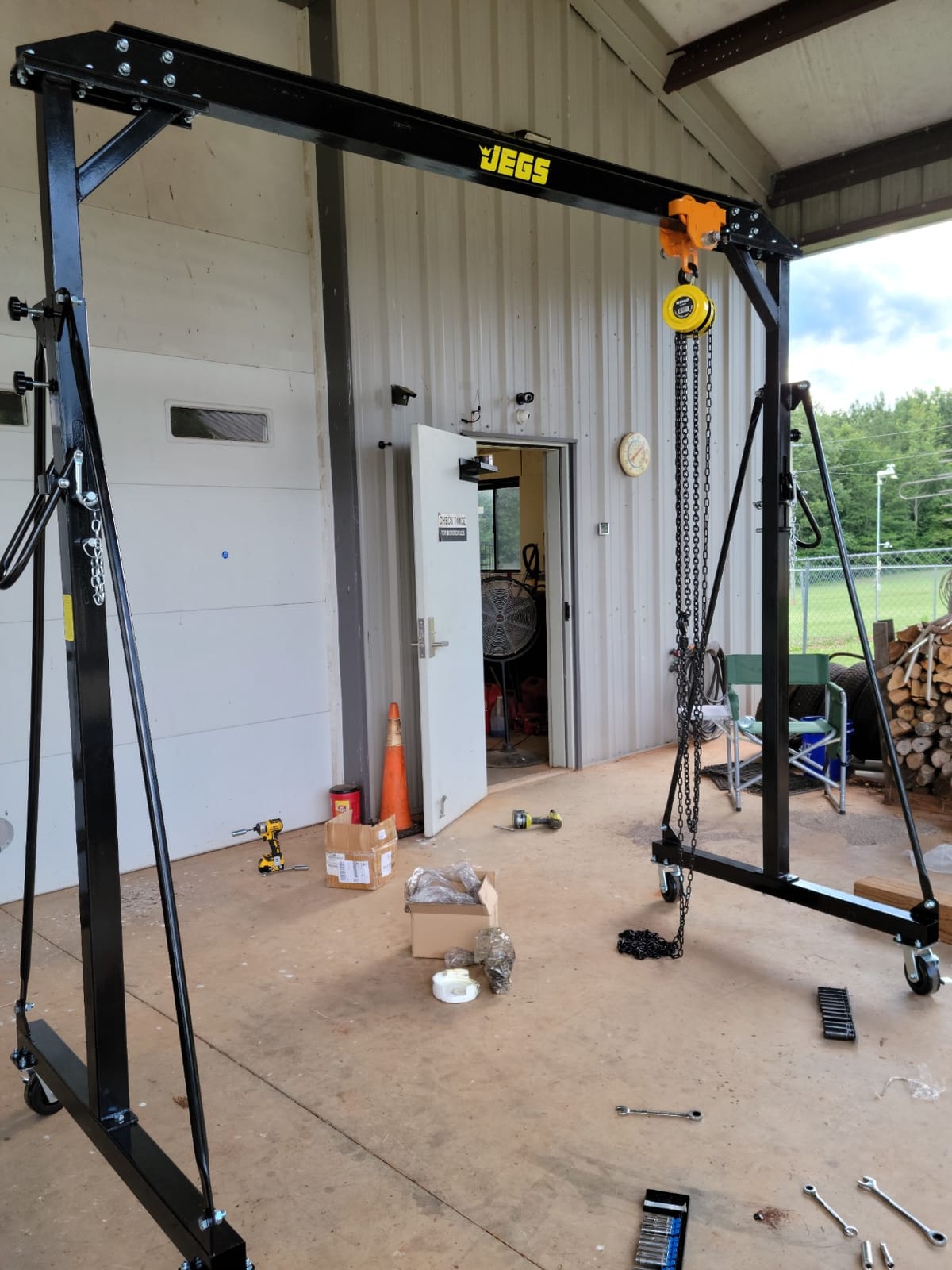 JEGS Adjustable Height Gantry Crane | 1-Ton Capacity | Adjusts from 7'11