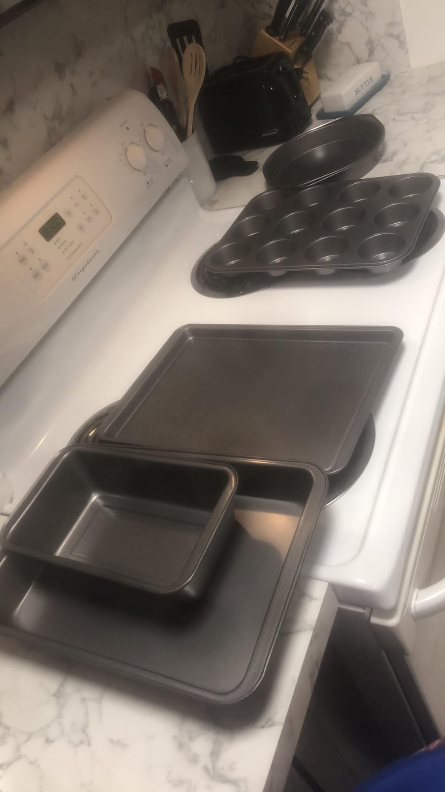 Amazon Basics 6 Piece Nonstick Carbon Steel Bakeware Set with Cake, Muffin, Cookie, and Loaf Pans, Easy Release, Oven Safe customer photo 2