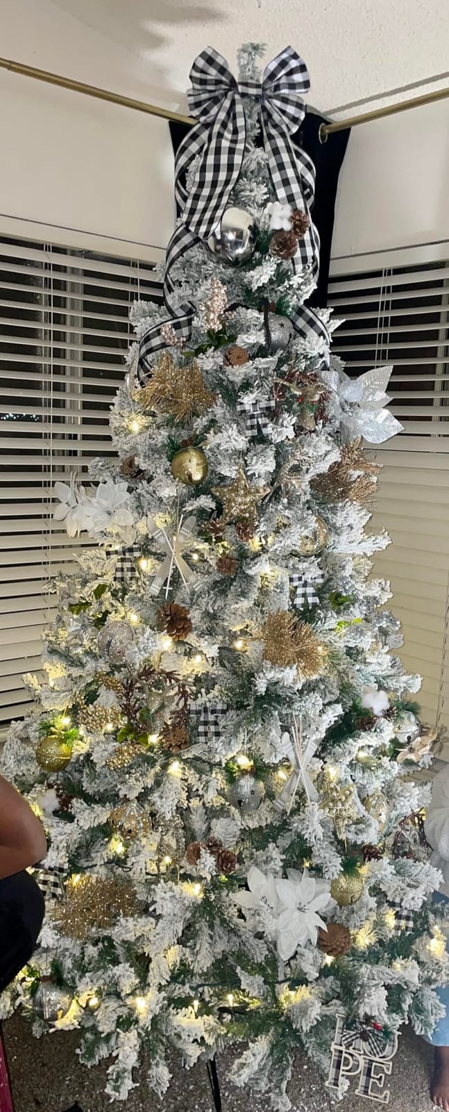 Best Choice Products Artificial Flocked Christmas Tree, 6ft Premium Unlit Pine Holiday Décor w/Full Branches, Metal Stand - Green customer photo 2