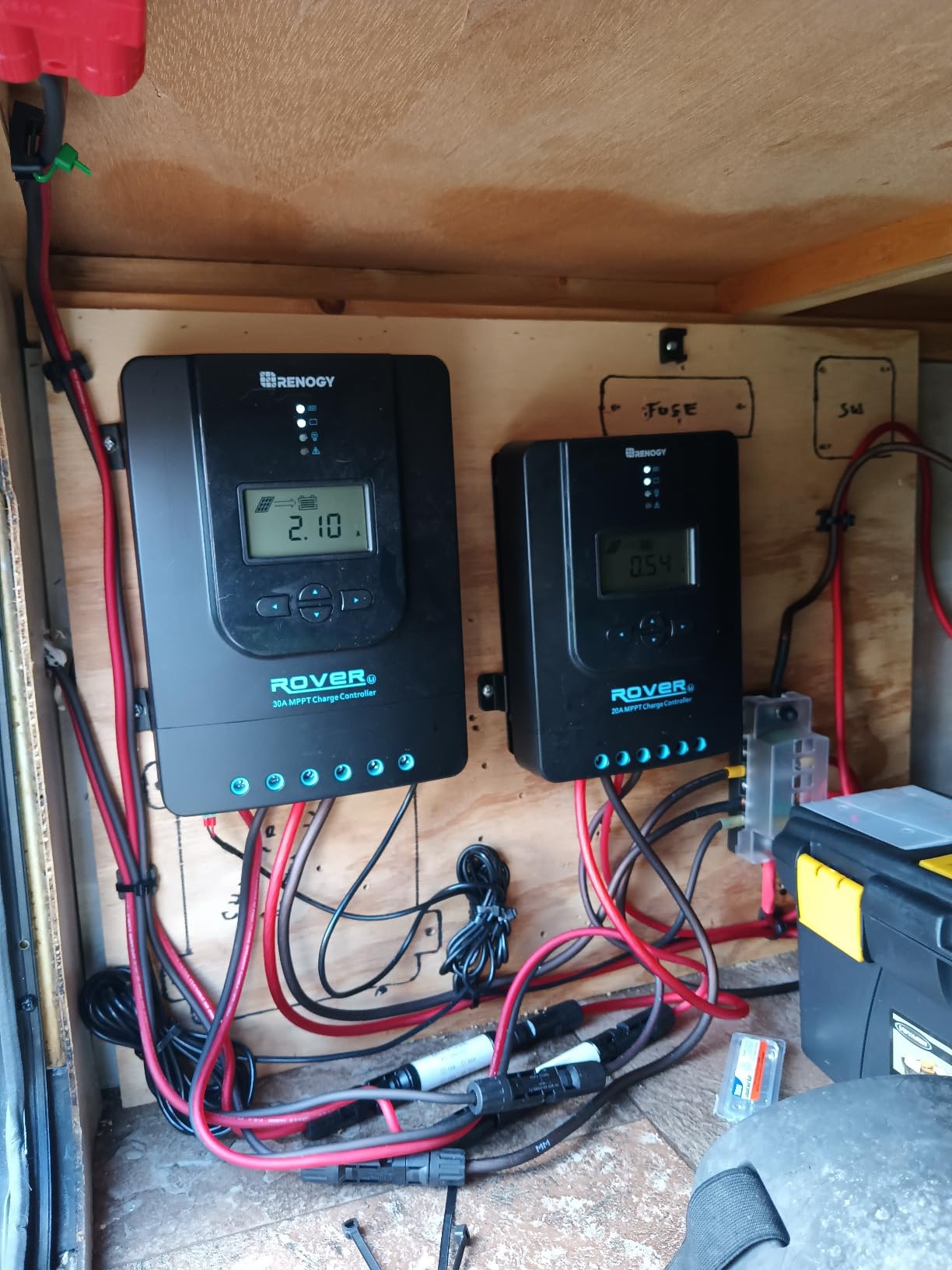 Renogy Rover MPPT Solar Charge Controller with Bluetooth 40A 12V/24V | 100V PV input, AGM/Gel/Flooded (auto), Li (manual), MPPT 99%, overcharge/short protection, negative ground, Bluetooth monitoring customer photo 2