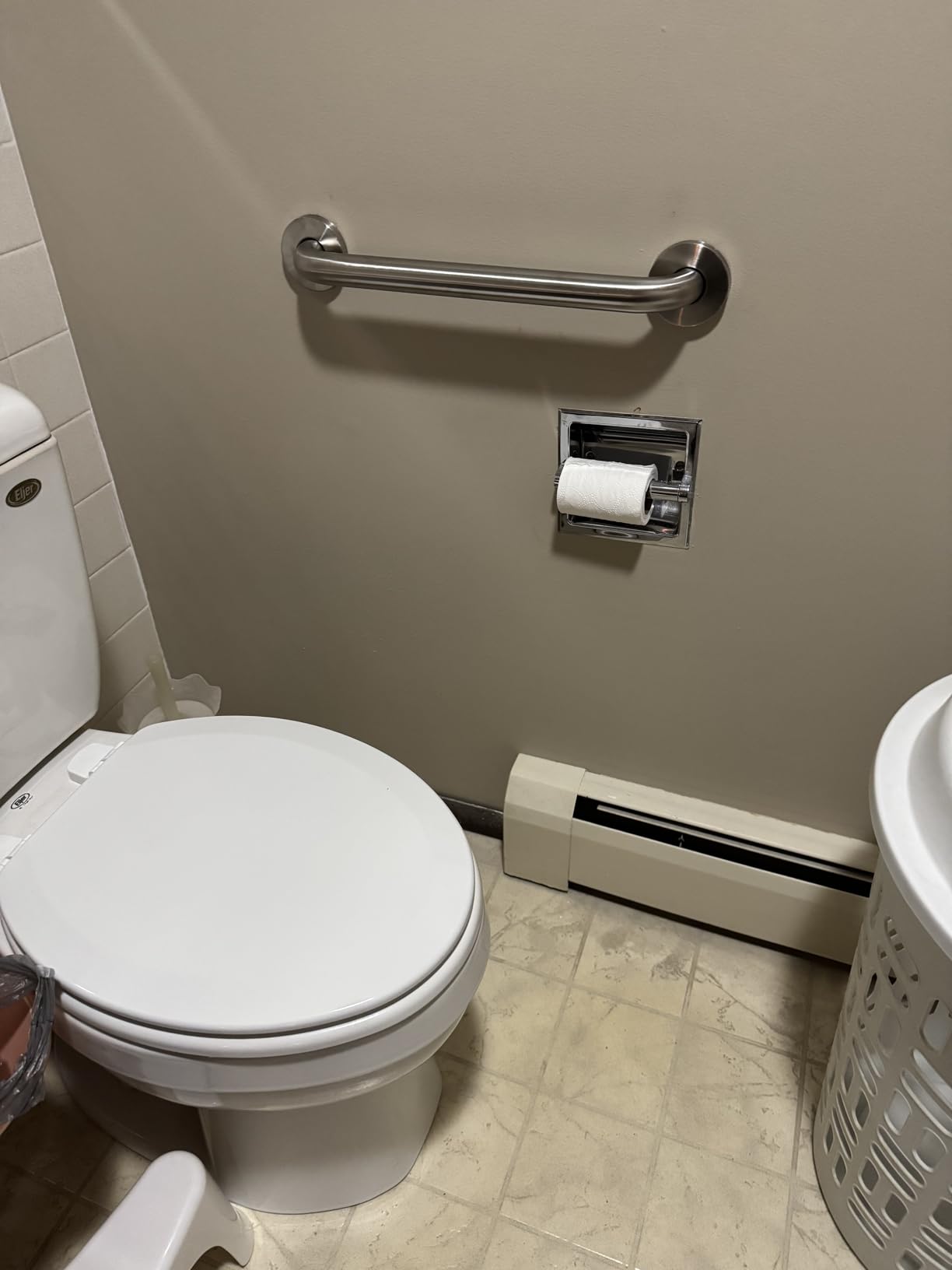Amazon Basics Bathroom Handicap Safety Grab Bar, 24-inch Length, 1.25 Inch Diameter, Shower, 500LBs Capacity, ADA Compliant, Stainless Steel customer photo 2