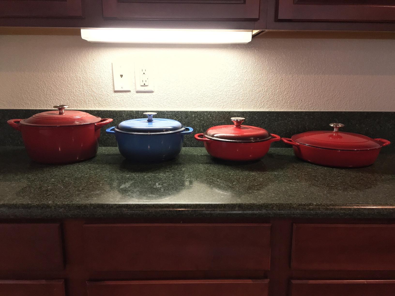 Amazon Basics Enameled Cast Iron Dutch Oven Pot with Lid, Round, Dual Handles, Heavy-Duty, Oven Safe for Stews, Roasting, Baking, 4.3-Quart, White customer photo 1