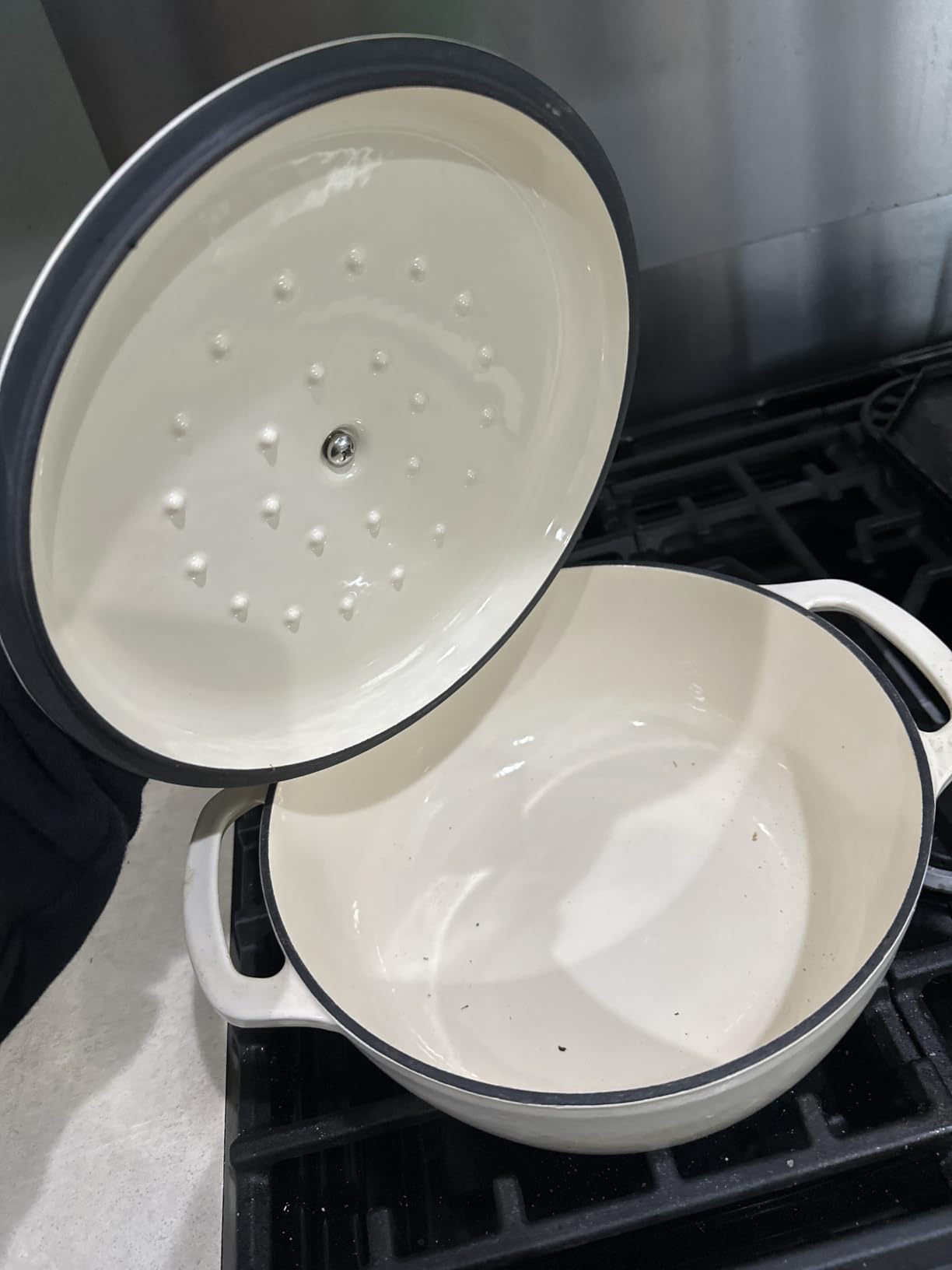 Amazon Basics Enameled Cast Iron Dutch Oven Pot with Lid, Round, Dual Handles, Heavy-Duty, Oven Safe for Stews, Roasting, Baking, 4.3-Quart, White customer photo 2