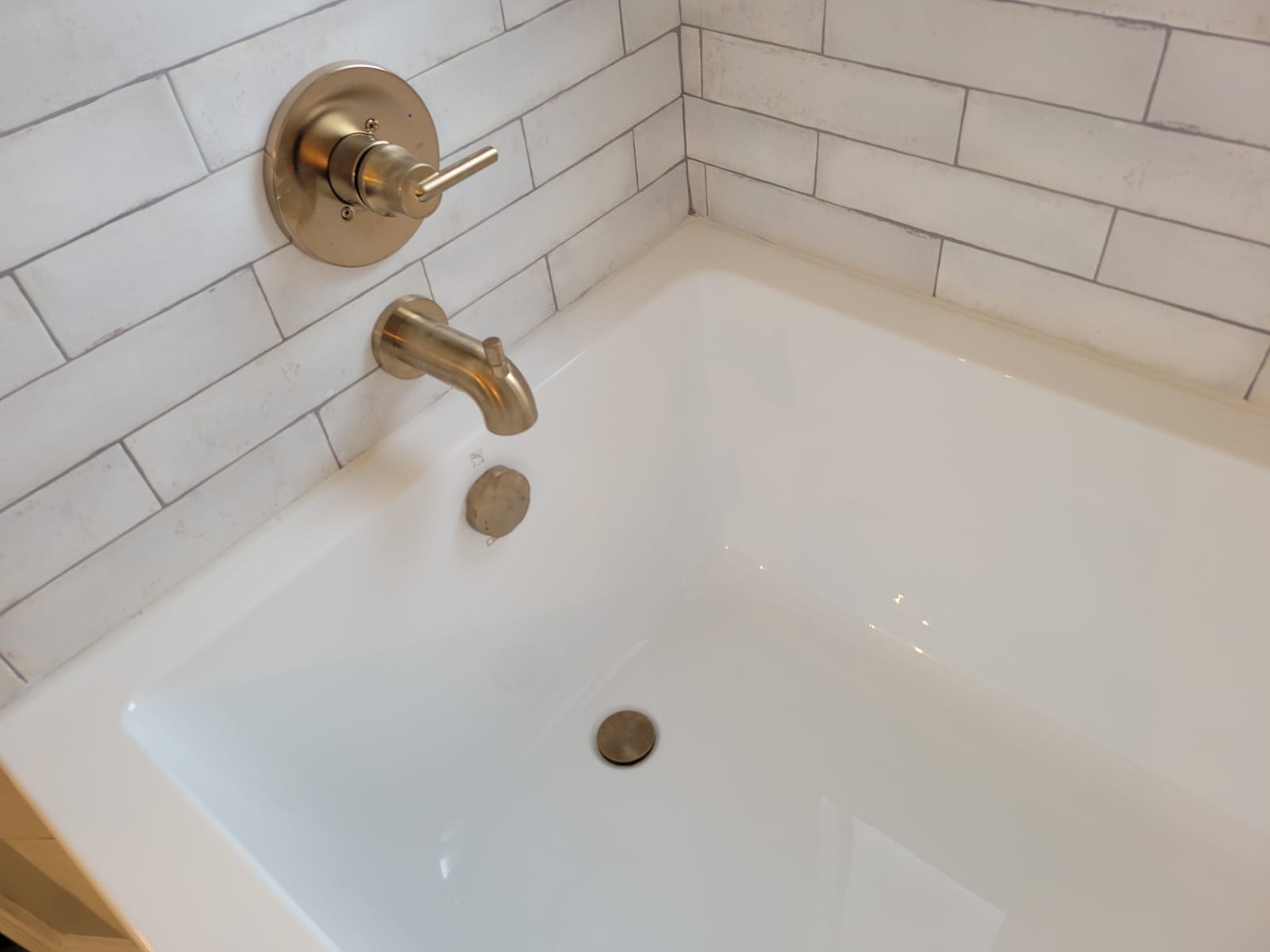 Kingston Brass Aqua Eden VTAP603622L 60-Inch Acrylic Alcove Tub with Left Hand Drain, White customer photo 1