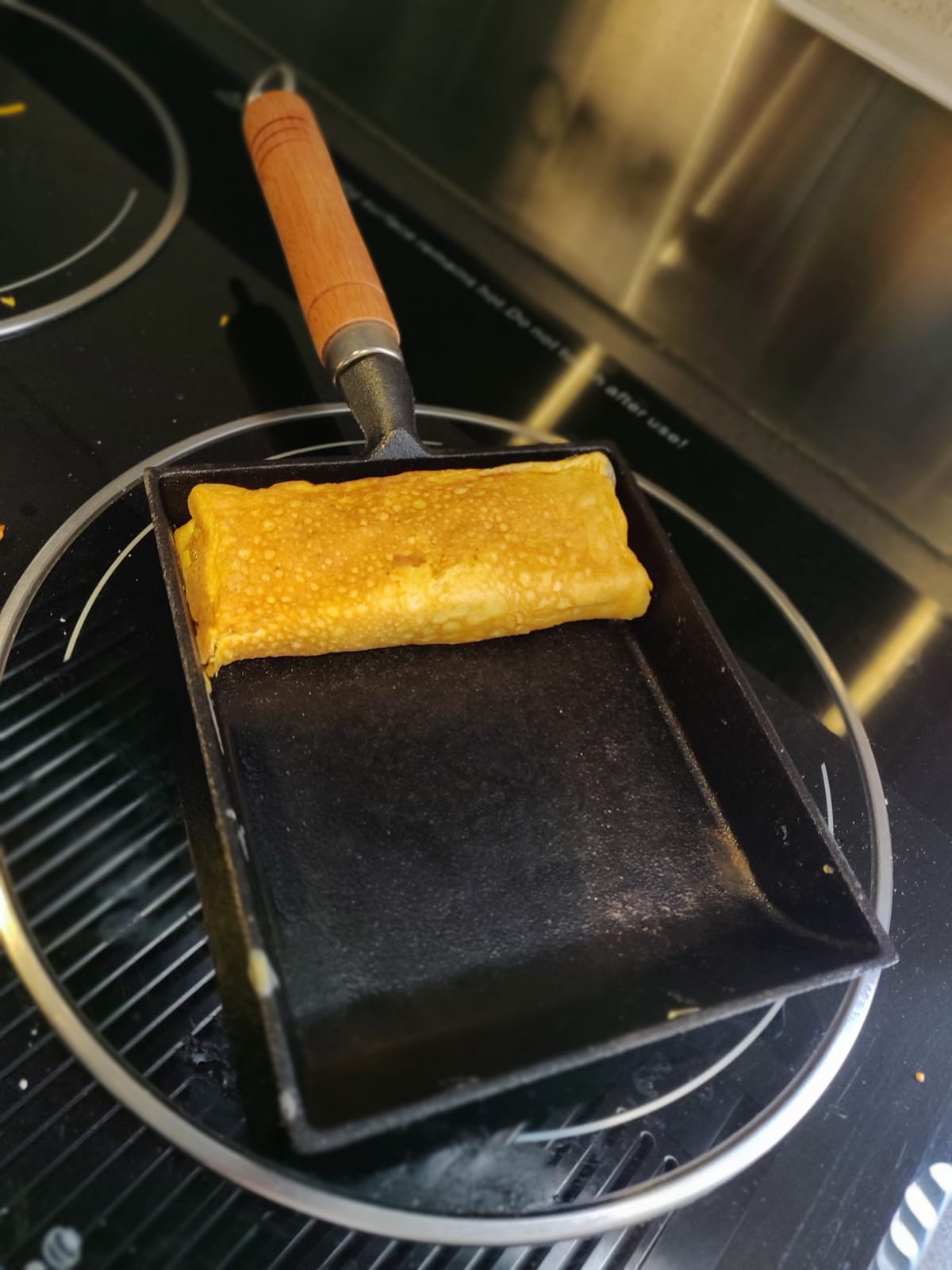 LI-GELISI Pre-Seasoned Cast Iron Tamagoyaki Pan - 9x7 Inch Japanese Rolled Omelet Pan, Non-Stick & Rust-Resistant, Ready to Use with Wood Handle customer photo 2