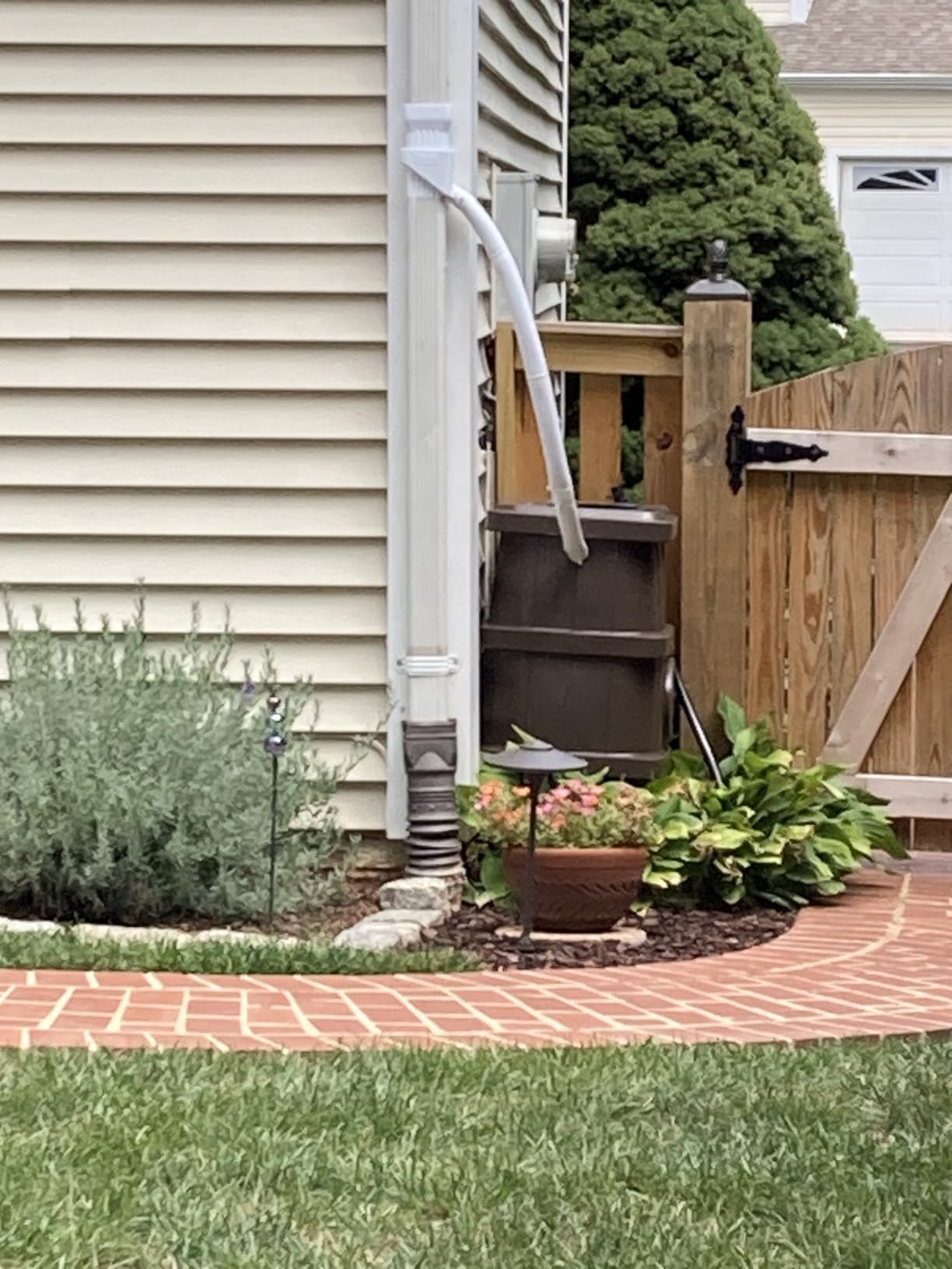 FCMP Outdoor Slim Line Design 45-Gallon Wood Grain Outdoor Home Rain Water Catcher Barrel Flat Back Container with Spigots and Mesh Screen, Brown | Wood Grain Design customer photo 1