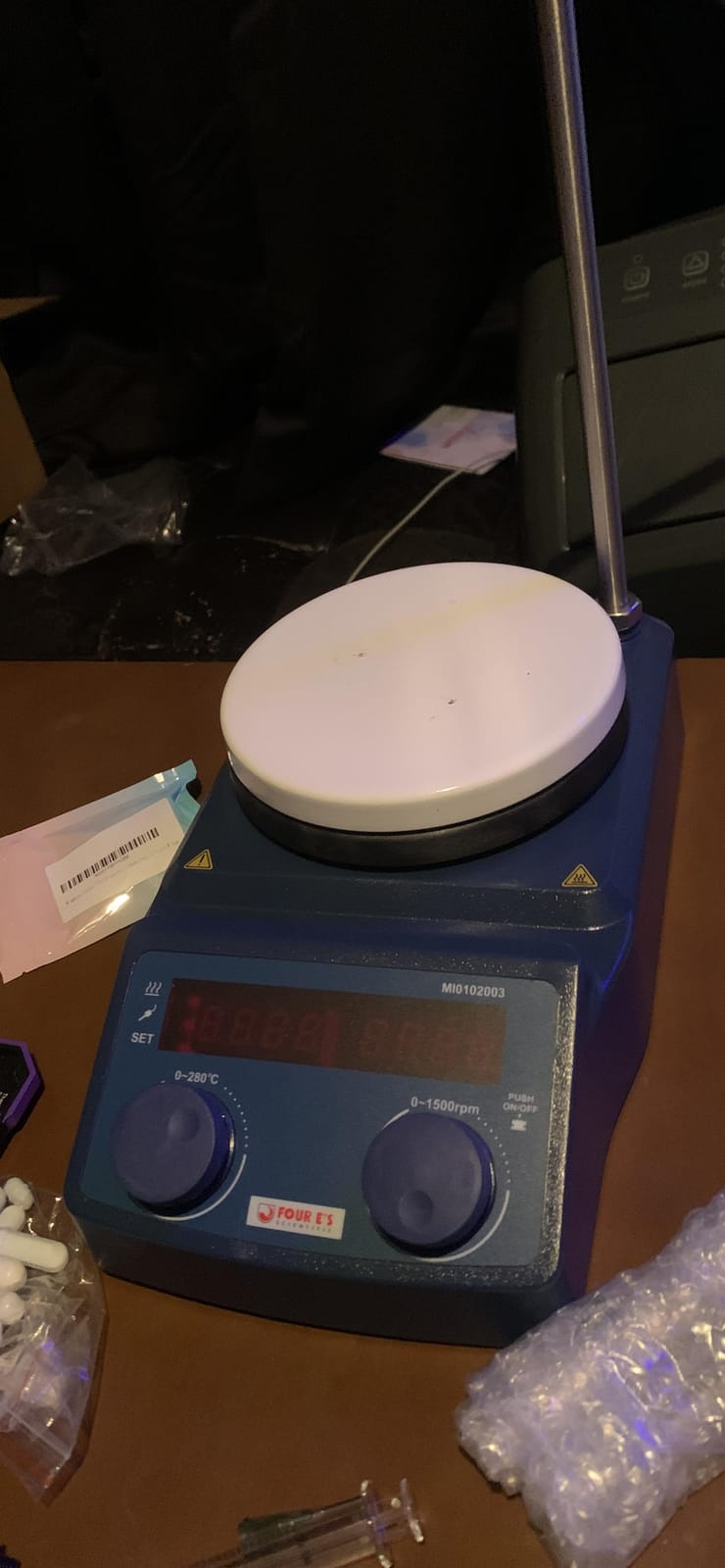 FOUR E'S SCIENTIFIC Magnetic Stirrer Hot Plate, 280℃/536°F, Max 5L, 110V | 100-1500rpm Stirring, 600W, 5 Inch Ceramic-Coated Plate with Temp Probe Sensor & Stand customer photo 1