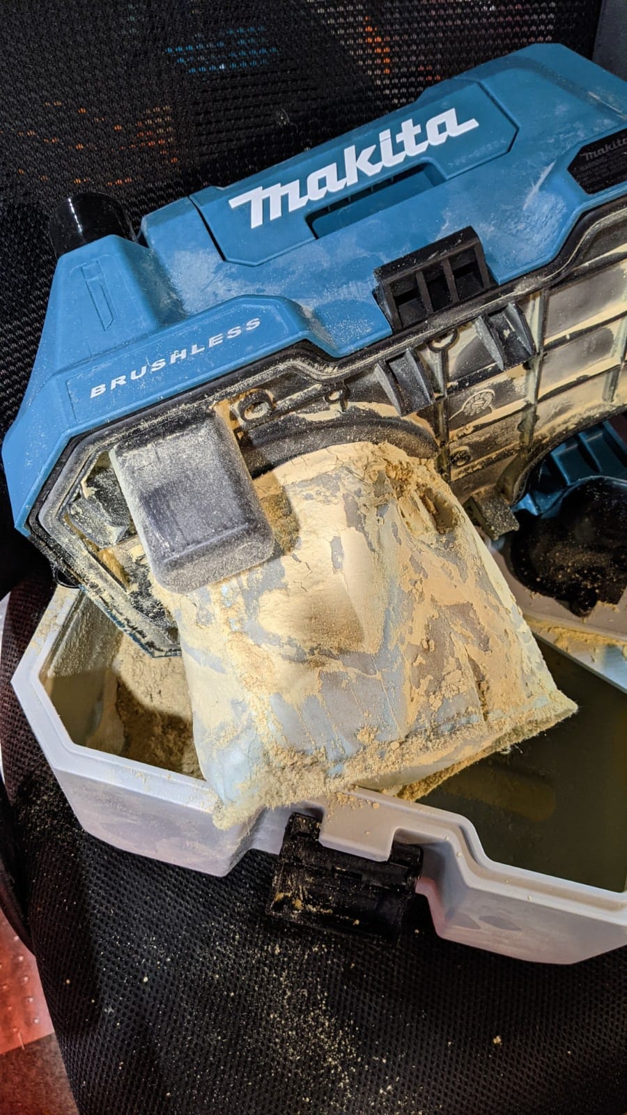 Makita XCV11Z 18V LXT Lithium-Ion Brushless Cordless 2 Gallon HEPA Filter Portable Wet/Dry Dust Extractor/Vacuum, Tool Only customer photo 1