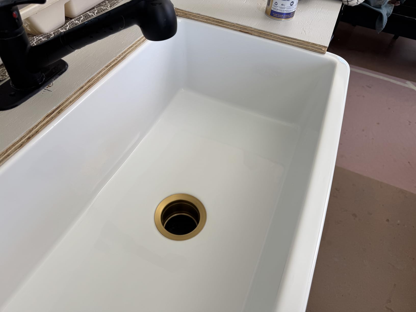KRAUS KFR1-33GWH Turino Reversible 33-inch Fireclay Farmhouse Flat Apron Front Single Bowl Kitchen Sink with Bottom Grid in Gloss White customer photo 1