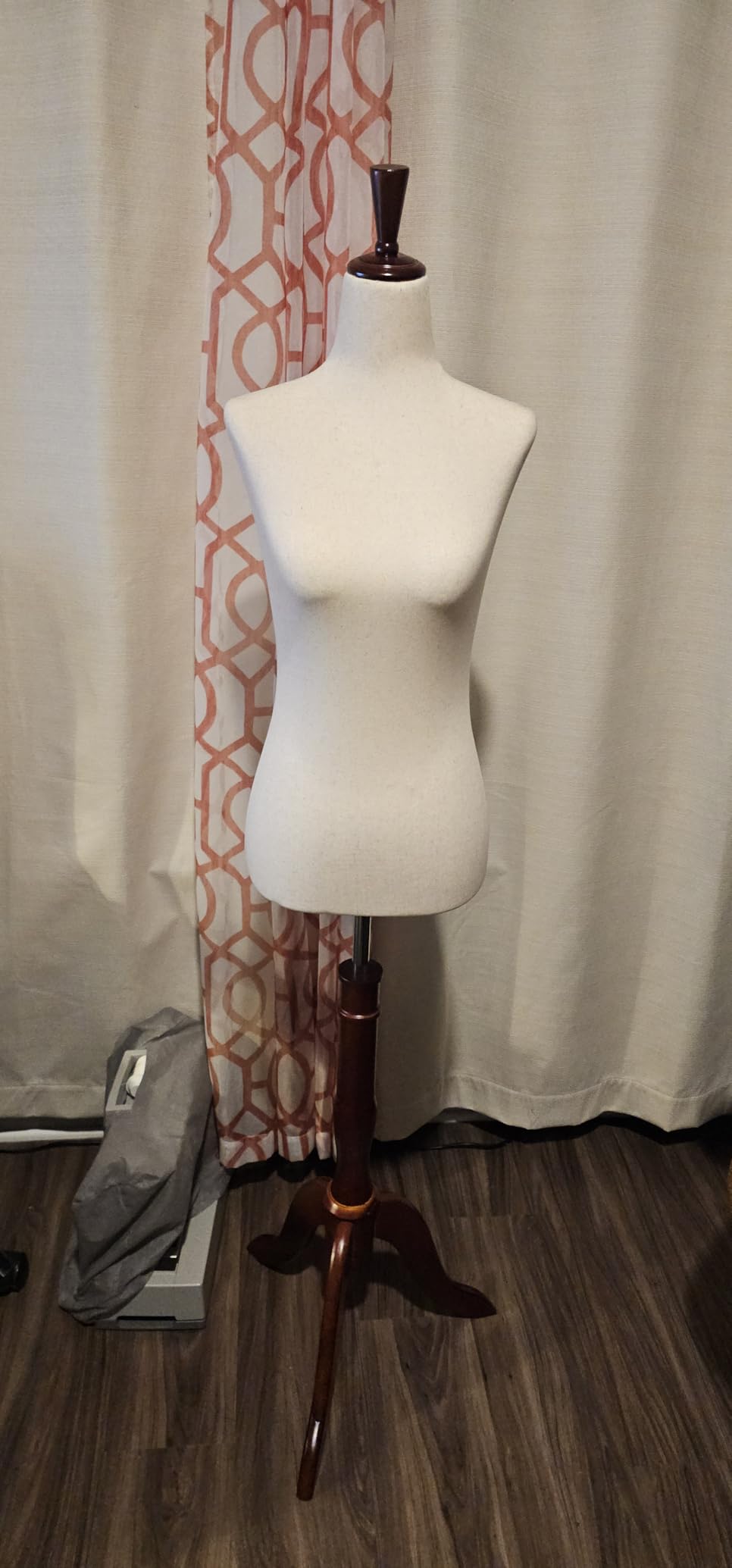 Bonnlo Upgraded Female Dress Form, Mannequin Torse Body with Adjustable Rubber Wood Stand for Dress Jewelry Display (White, 2-4) customer photo 2