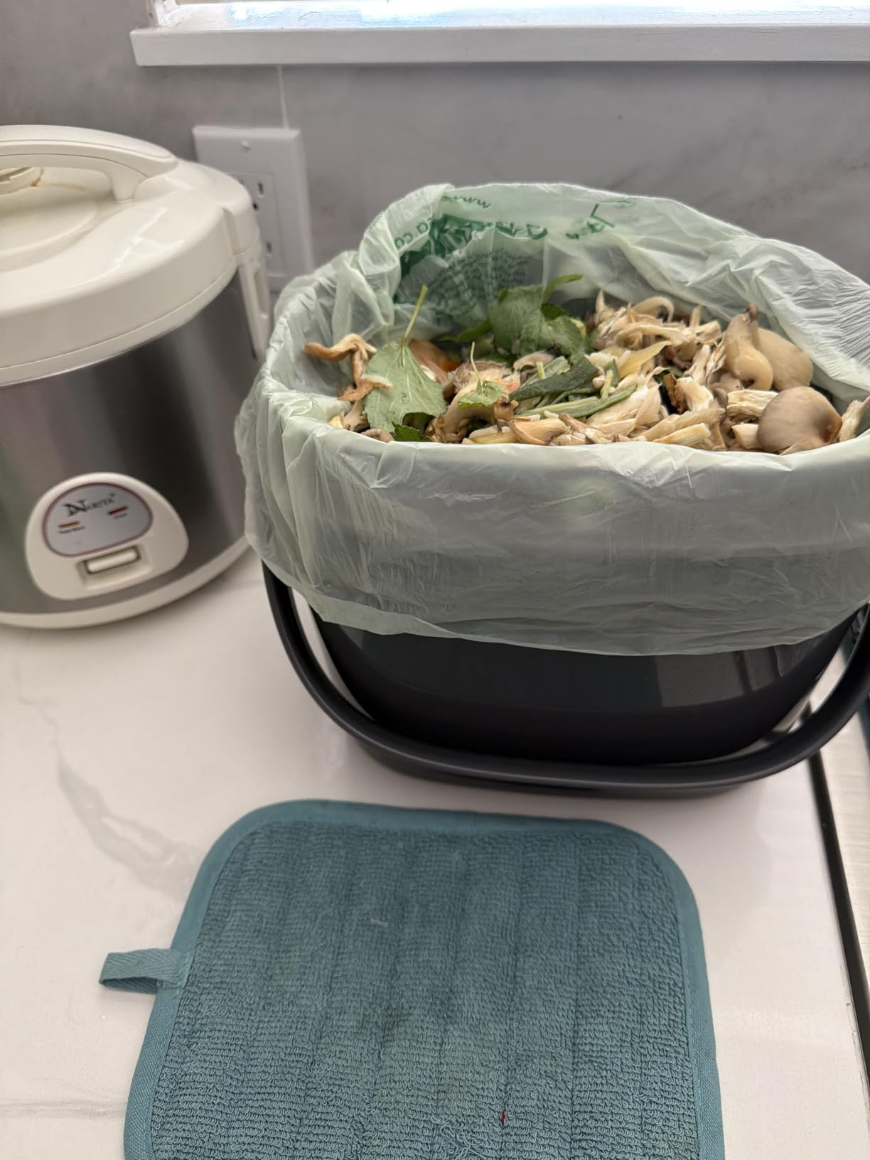 OXO Good Grips Easy-Clean Compost Bin - Charcoal - 1.75 GAL/6.62 L customer photo 1