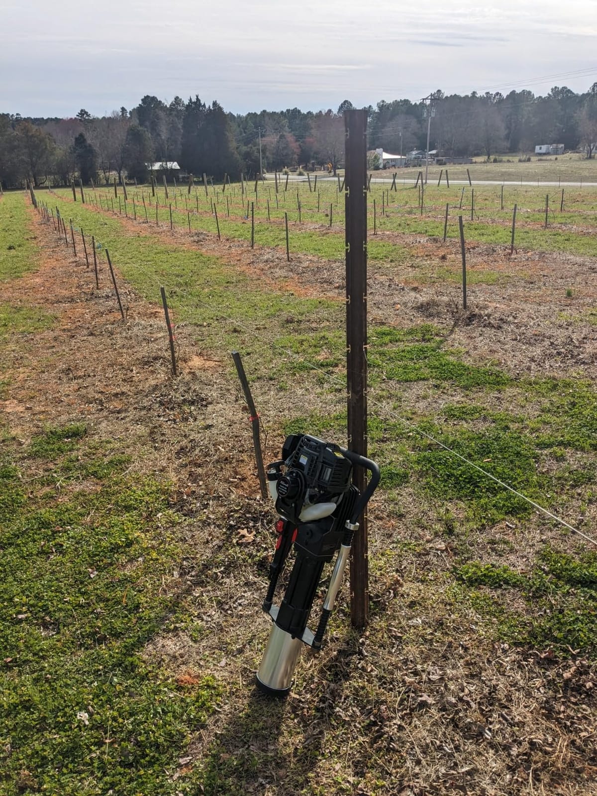 XtremepowerUS 38cc Gas Powered Fence Post Driver, 4-Stroke T-Post Driver, Heavy Duty Gasoline Pile Driver for T-Posts, Ground Rods & Steel Stakes, EPA Certified, Rolling Carry Case customer photo 1