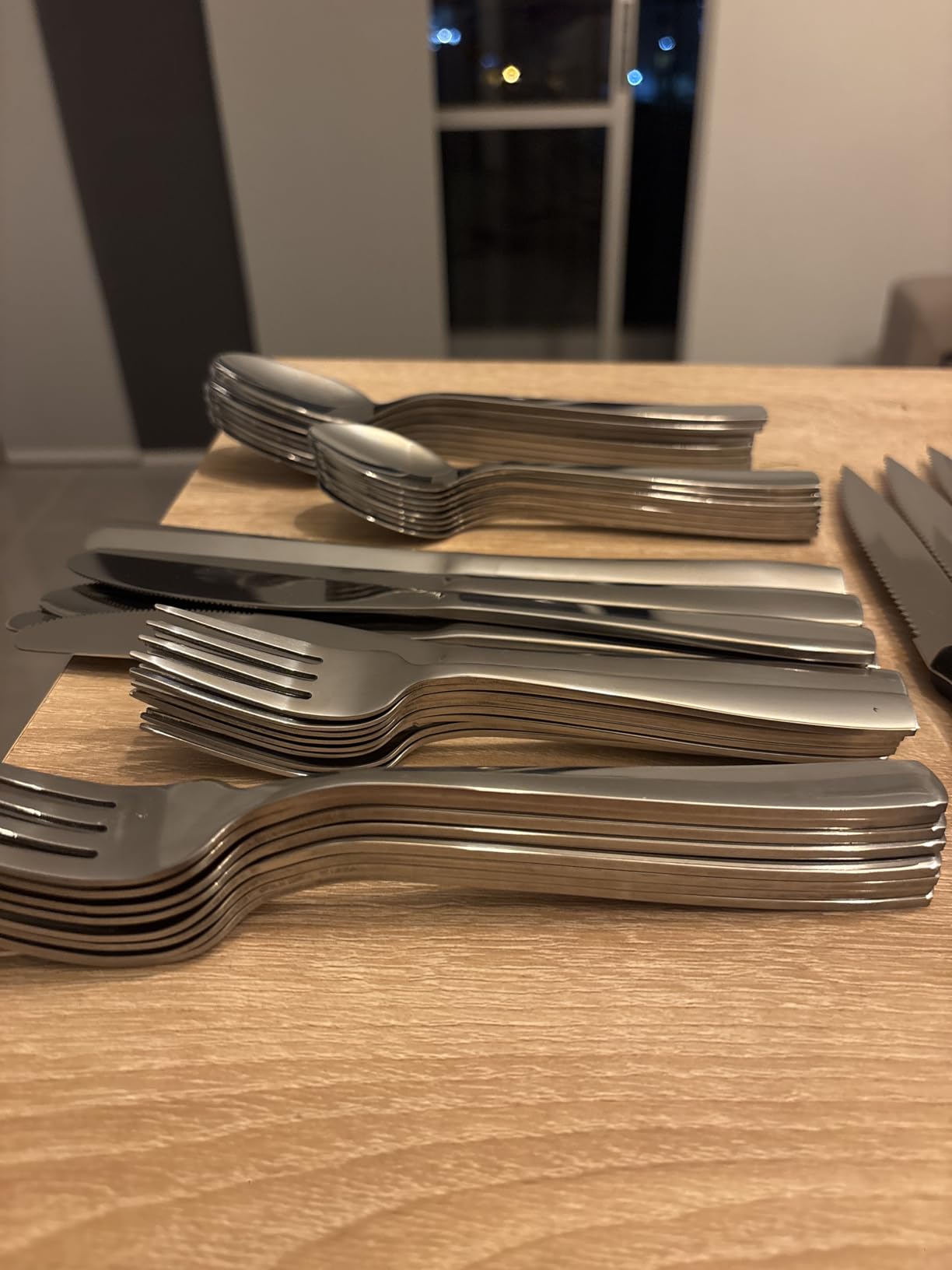 HIWARE 48-Piece Silverware Set with Steak Knives for 8, 18/8 Stainless Steel Flatware Cutlery Set For Home Kitchen Restaurant Hotel, Mirror Polished, Dishwasher Safe customer photo 2