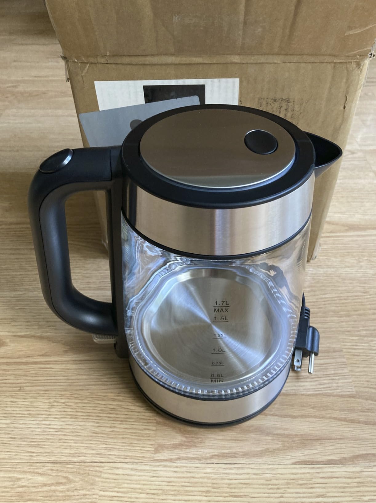 Amazon Basics Electric Kettle with Glass Carafe for Tea and Coffee, Fast Boiling, Auto Shut-Off, Boil-Dry Protection, Temperature Control, Removable Filter, 1 Liter, 1500W, BPA-Free customer photo 1
