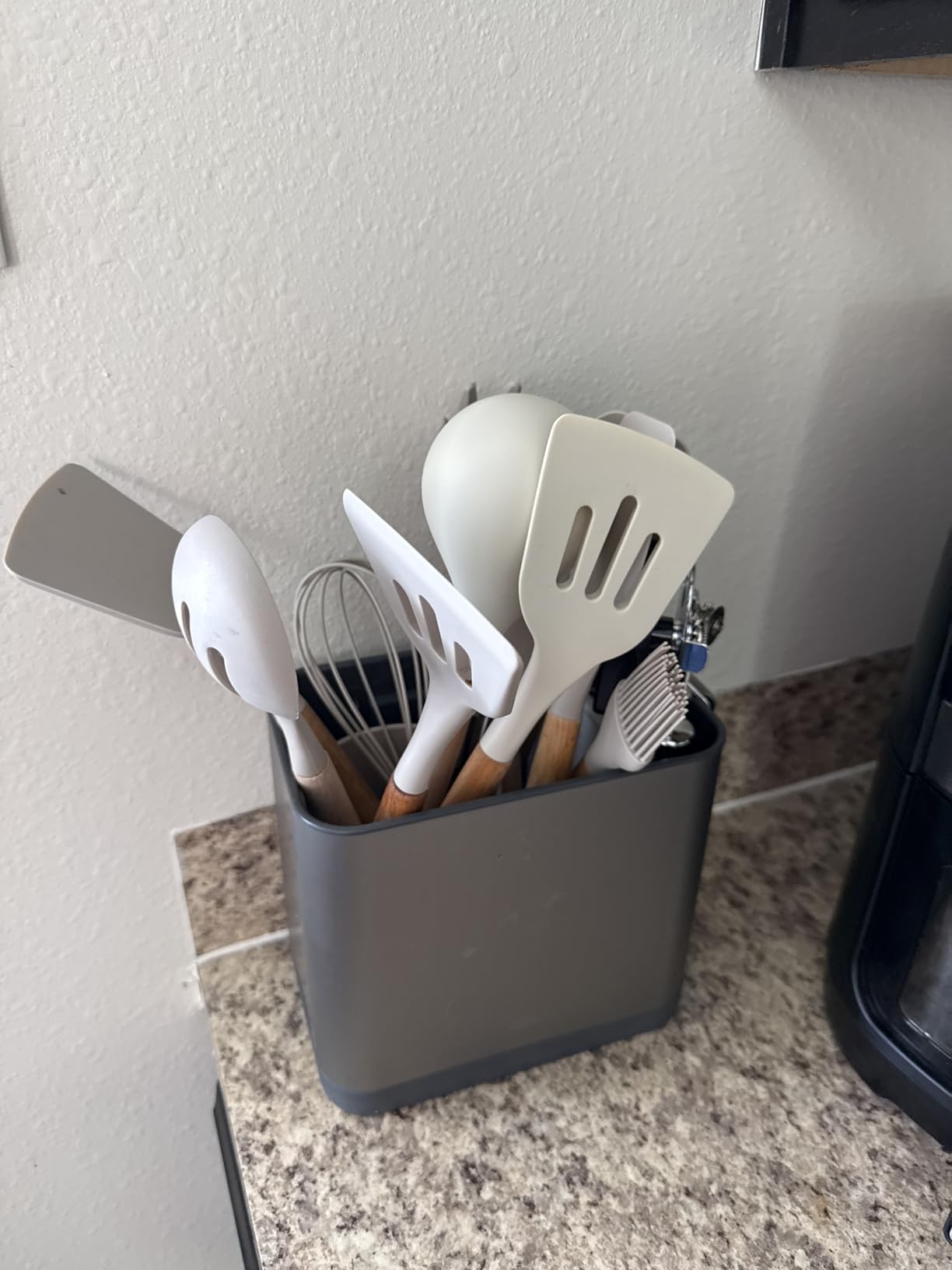 Umite Chef Kitchen Cooking Utensils Set, 33 pcs Non-Stick Silicone Cooking Kitchen Utensils Spatula Set with Holder, Wooden Handle Silicone Kitchen Gadgets Utensil Set (Khaki) customer photo 1