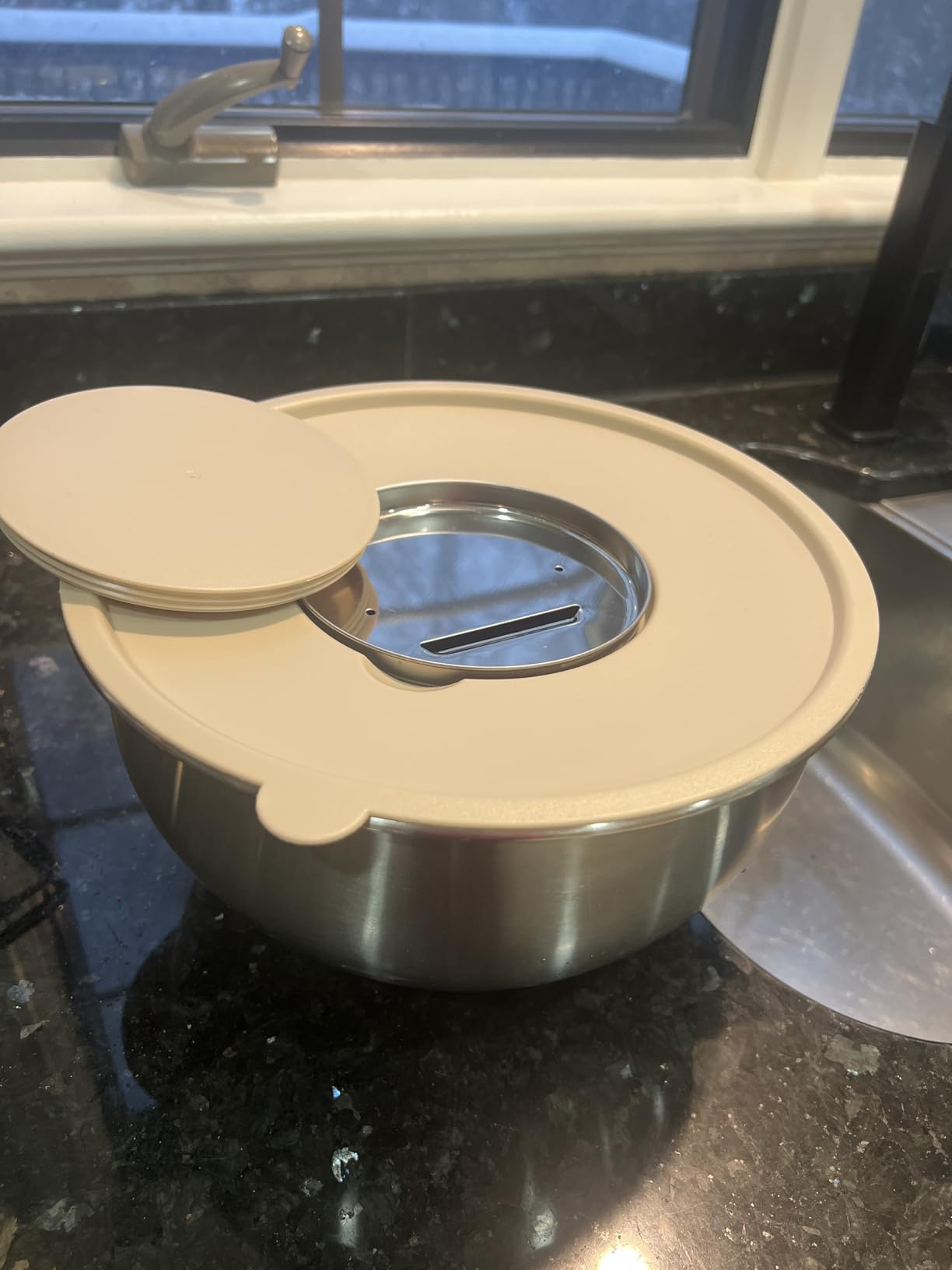 Wildone Mixing Bowls with Airtight Lids Set, 5PCS Stainless Steel Khaki Nesting Bowls for Kitchen, with Grater Attachments & Non-Slip Bottoms, Size 5, 3, 2, 1.5, 0.63 QT, Great for Mixing & Serving customer photo 1