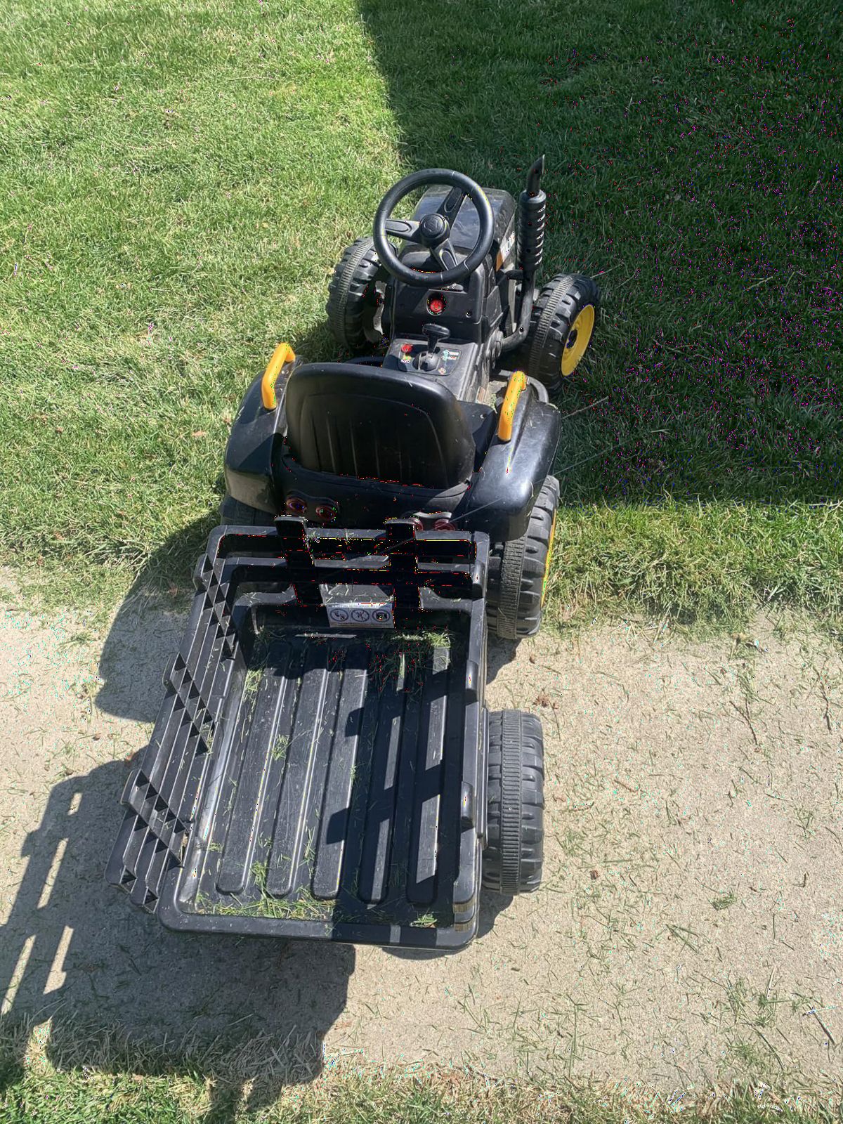 TOBBI Kids Electric Ride On Toy Tractor, Toddlers 12V Battery-Powered Car to Drive, 35W Dual Motor 6-Wheels Trailer Vehicle with 3-Speeds/LED & Horn Functions for Children Aged 3-8 - Dark Green customer photo 2