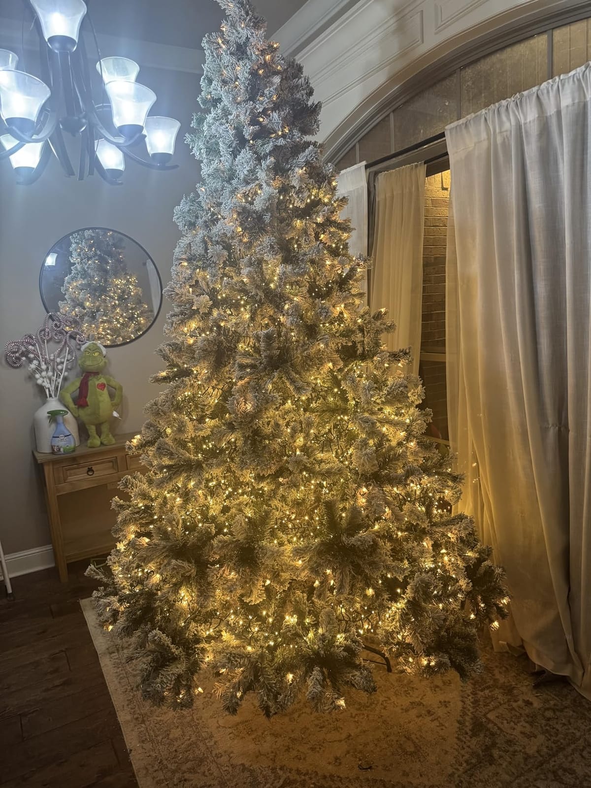 Yaheetech 6ft Snow Flocked Pre-lit Christmas Tree with 250 Warm White Lights, 820 Lush Branch Tips & Quick-Assembly Hinged Design, Full Artificial Xmas Tree for Winter Holiday Decor, Green & White customer photo 2