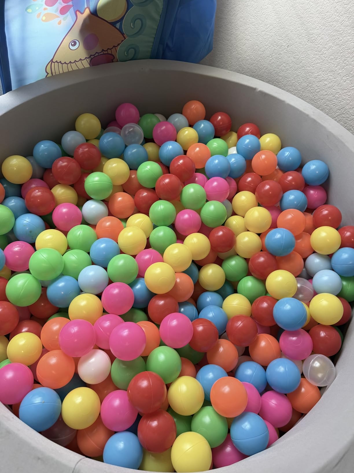 Amazon Basics BPA Free Ball Pit Balls with Storage Bag, Crush-Proof Plastic for Toddlers Kids 12+ Months Play, Phthalate Free, 6 Bright Colors, Pack of 400 customer photo 1
