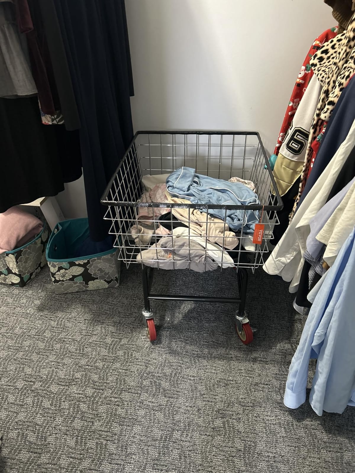 VEVOR Wire Laundry Cart, 2.8Bushel Wire Laundry Basket with Wheels, 26.7''x21.7''x26.4'' Commercial Basket Cart, Steel Frame with Chrome Finish, 4