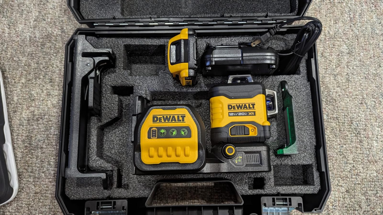 DEWALT 20V/12V MAX Laser Level Kit, 3 x 360, Green (DCLE34030G) customer photo 2