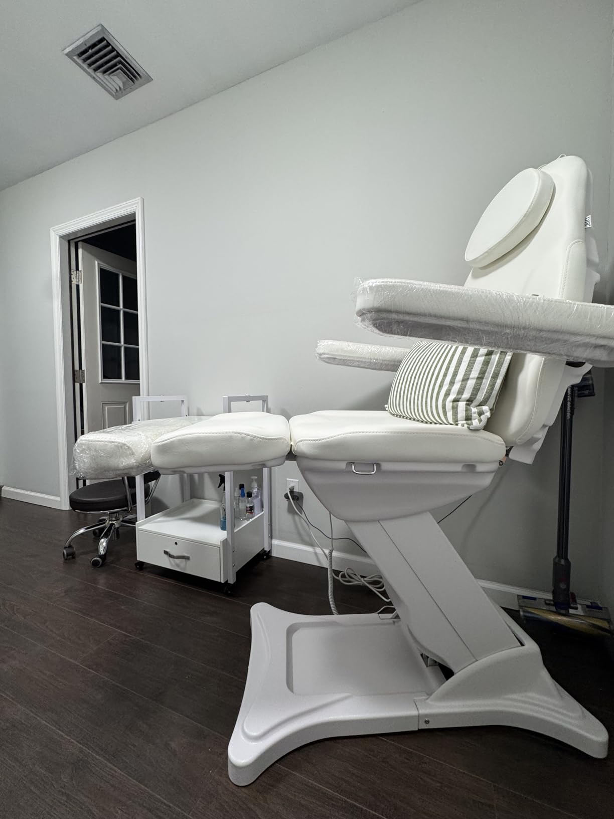 Dir 3 Motor Electrical Medical, Spa, Facial Beauty, Tattoo Podiatry Chair Bellucci customer photo 2