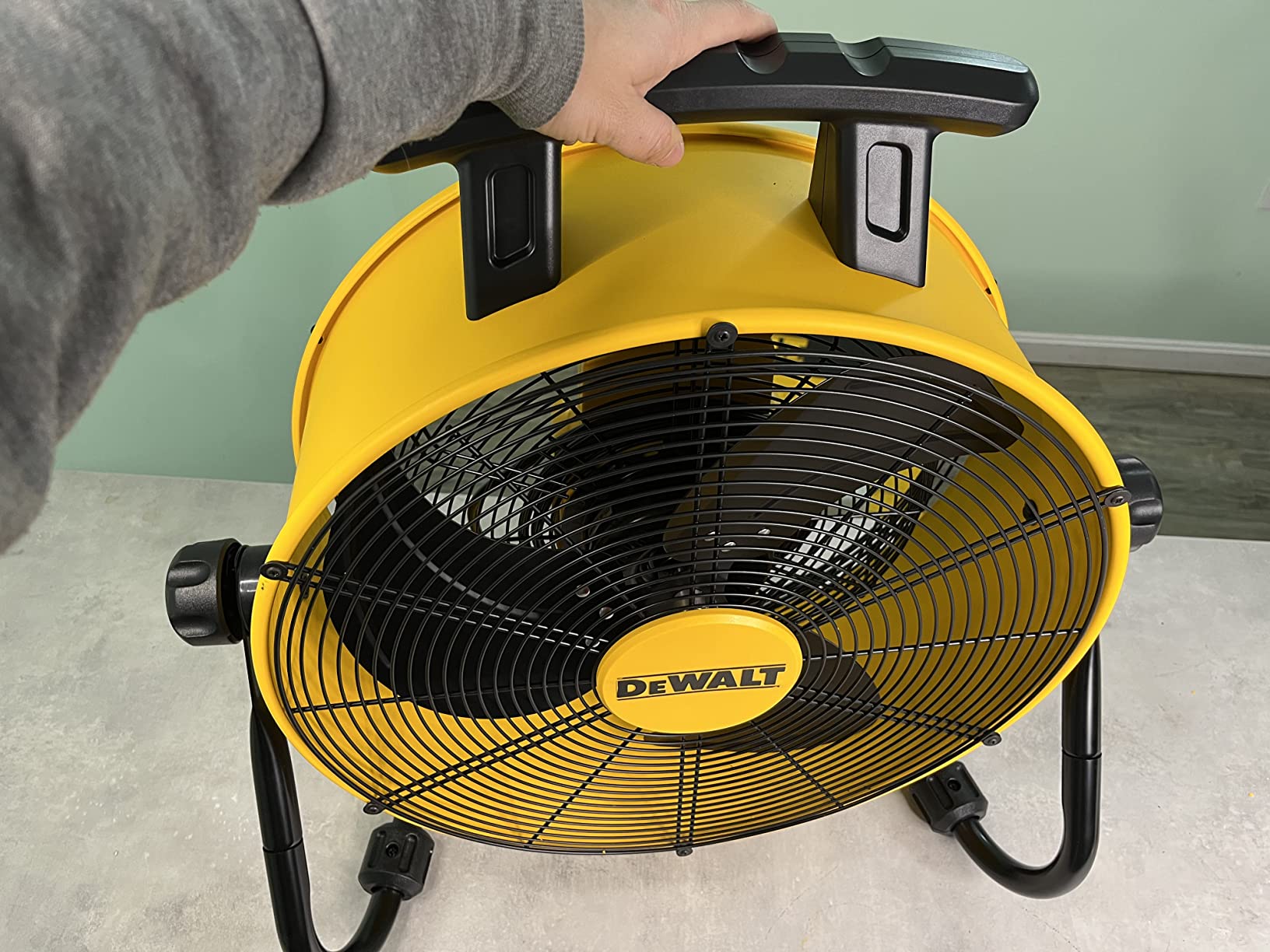 DEWALT 18 Inch Floor Fan, 180° Adjustable Tilting Drum Fan DXF1840 | 4200CFM 3-Speed High Velocity Fan Cooling Air Circulator Portable Metal Industrial fan for Shop/Garage/Gym/Patio Yellow customer photo 1