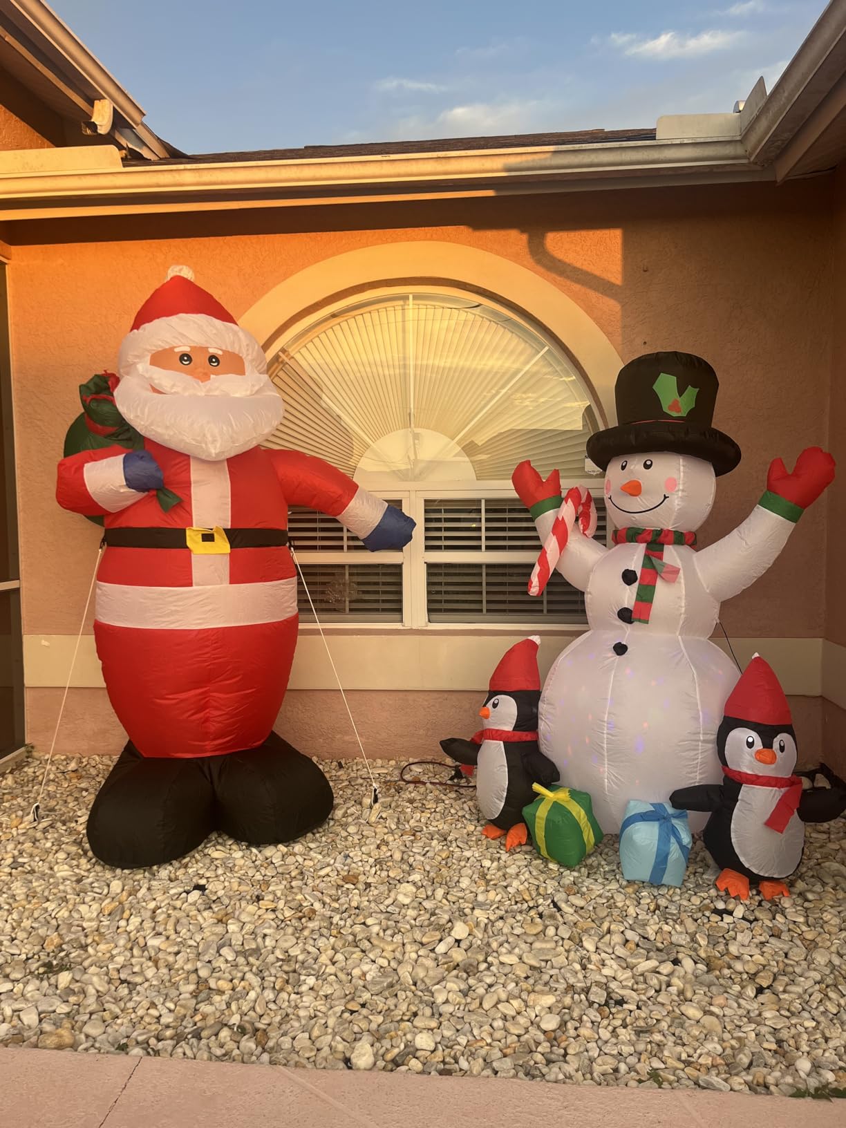 FunFanso 8 FT Christmas Inflatables Santa Claus Outdoor Decorations, Blow Up Santa Claus with Gifts Bag, Big Santa Carrying Presents Sack, Built-in LED Light, Xmas Outside Decor for Front Back Yard Garden Lawn customer photo 1
