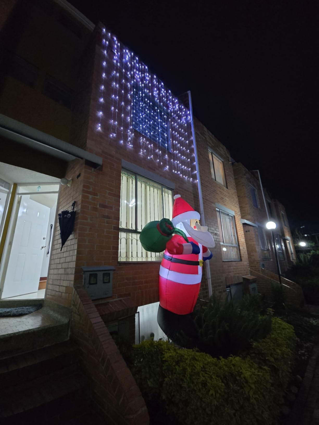 FunFanso 8 FT Christmas Inflatables Santa Claus Outdoor Decorations, Blow Up Santa Claus with Gifts Bag, Big Santa Carrying Presents Sack, Built-in LED Light, Xmas Outside Decor for Front Back Yard Garden Lawn customer photo 2