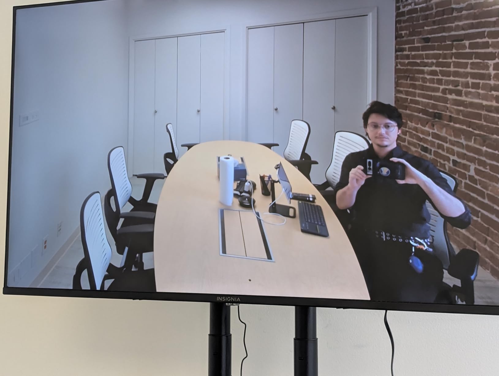 Yealink 4K Video Conference Camera System for PC, Huddle Room, Teams & Zoom | All-in-One UVC34 Webcam with 8 Microphones & Speaker, 120° Wide Angle, AI Auto Framing, Plug & Play Conference Meeting Bar customer photo 1