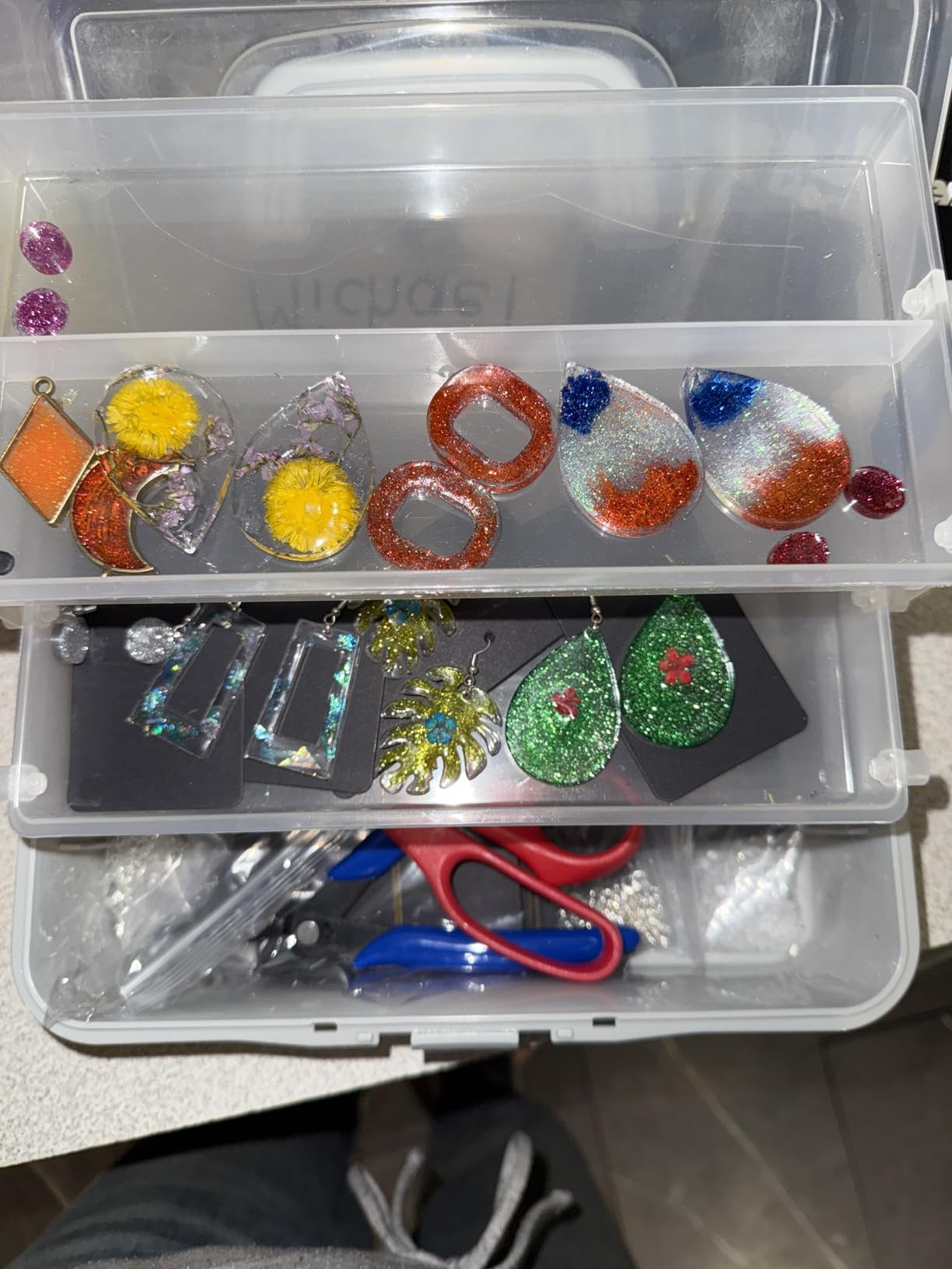 LET'S RESIN 250g UV Resin Jewelry Making Kit, 153Pcs Starter Kit with Light | Crystal Clear, Low Viscosity, Low Odor, Anti-Yellowing, Fast Cure Hard UV Resin for Beginners, Keychain&Earring Making customer photo 1