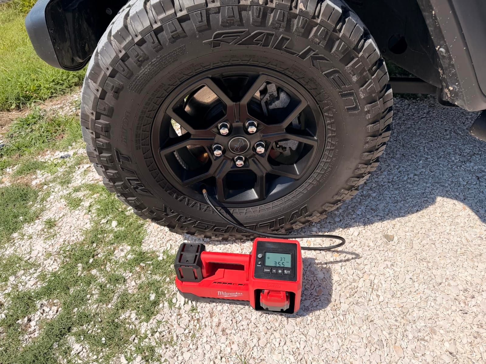 Milwaukee M18 Inflator 2848-20 customer photo 1