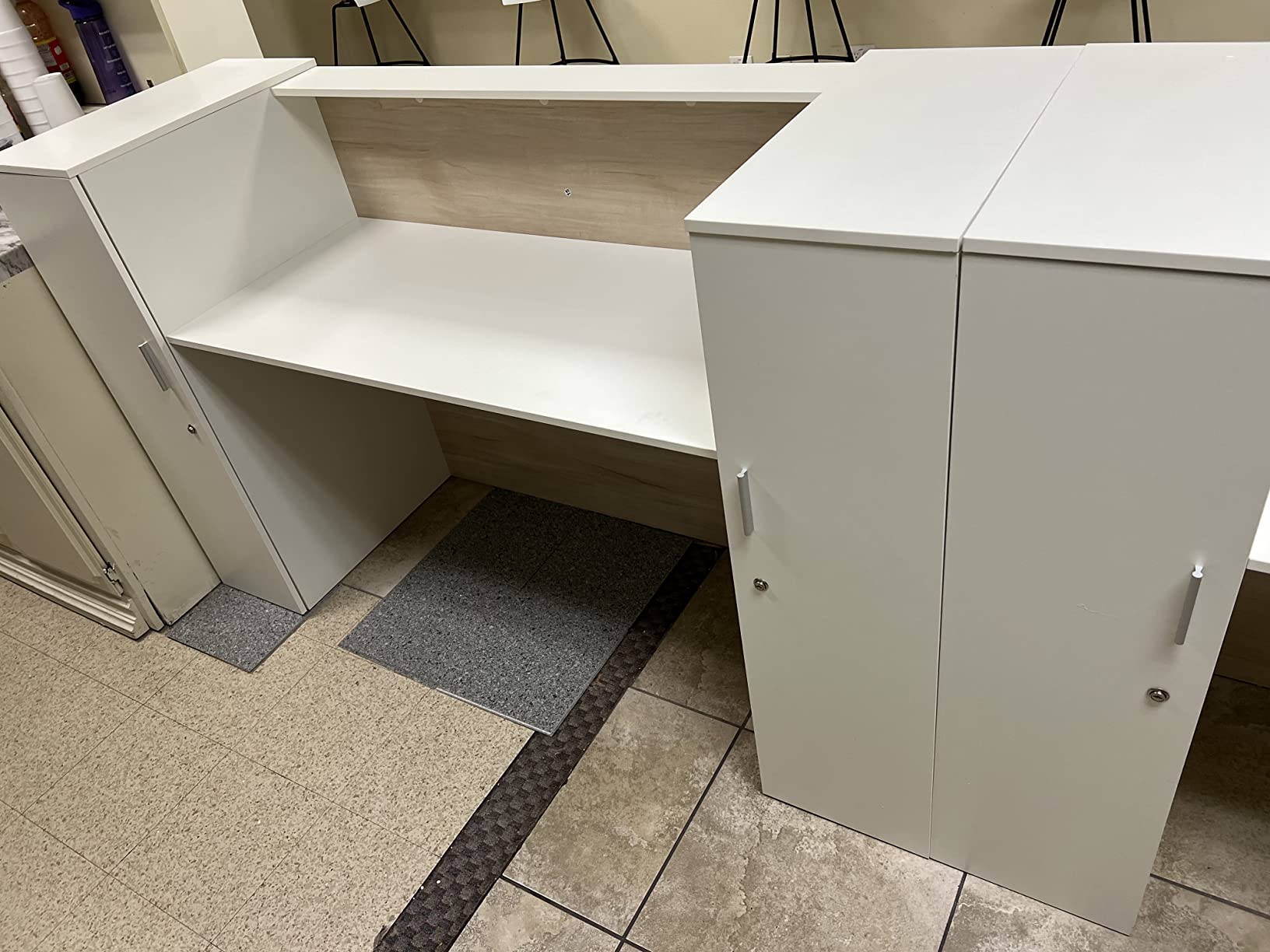 AIEGLE Large Reception Desk with Counter, Retail Counter with Private Lockable Storage & Adjustable Shelves, for Salon Reception Room Checkout Office, Natural and White (70.9