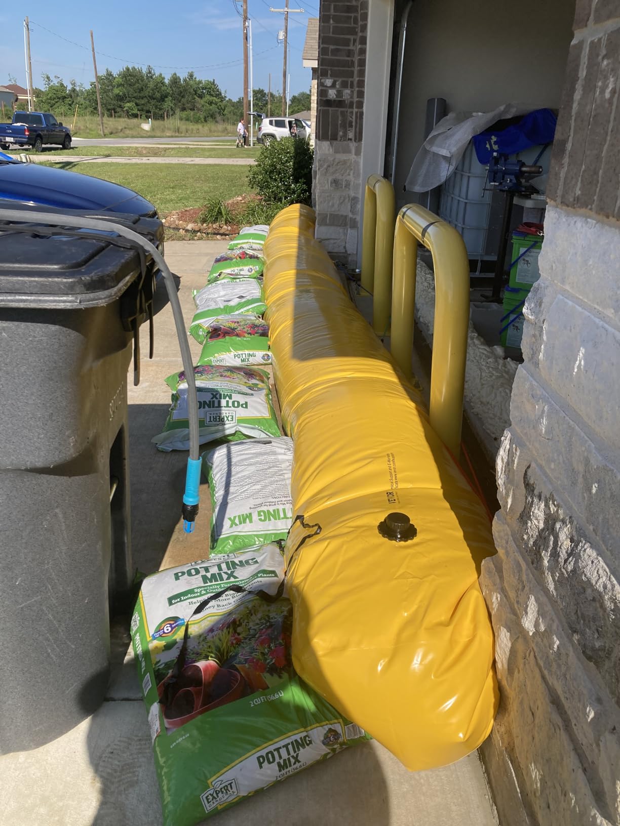 VEVOR Flood Barrier Hydro Bag 24 ft Length x 12 in Height Water Diversion customer photo 1