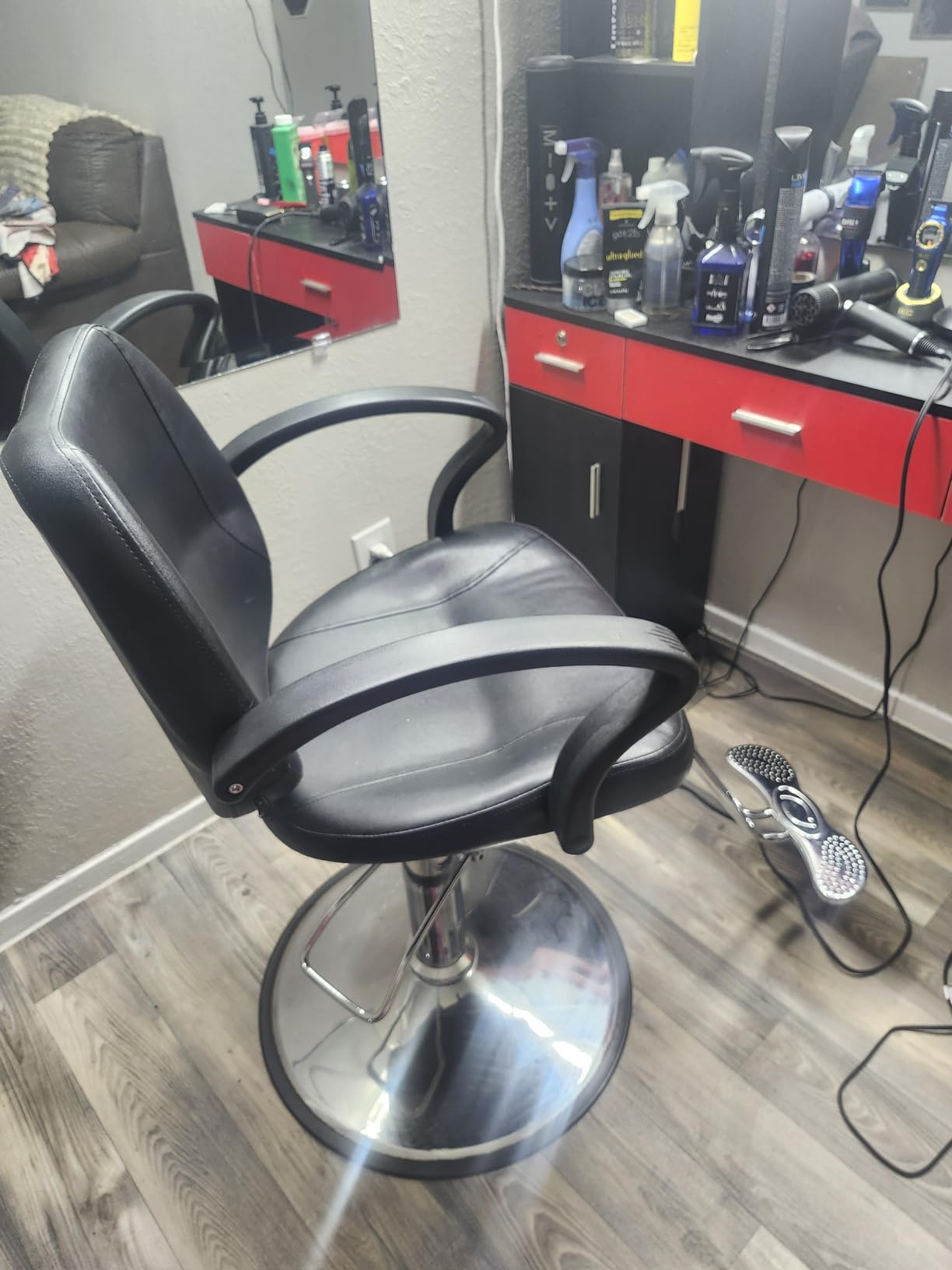 Beauty Salon Barber Chair for Men and Women Hair Stylists, Black | 6'' Adjustable Seat Height, 360 Degree Rolling, Supports up to 330 lbs Heavy Duty Hydraulic Salon Chair for Barber Shop customer photo 2