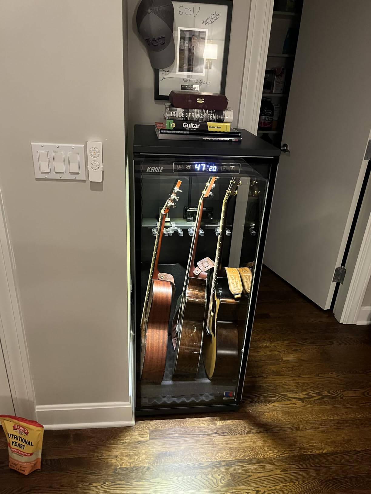 Humidity Guitar Display Case 270° Glass Lockable Guitars Ukuleles | Humidity Controlled; Full-View Glass; Multi-Guitar Storage; Lockable Safe Frame; Soft Anti-Scratch Liner customer photo 1
