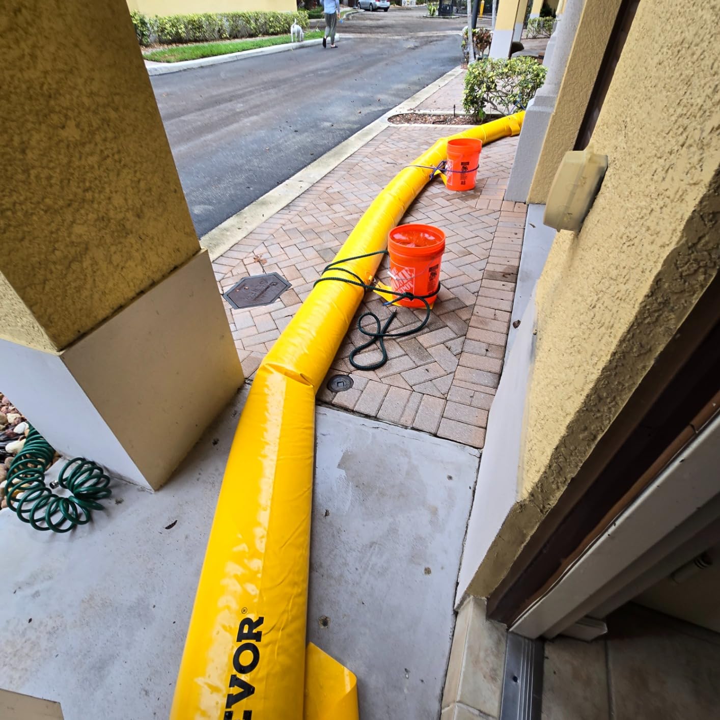 Flood Barrier, Flood Bags, Sandbag Alternative, Water Barrier for Flooding with Great Waterproof Effect, Reusable PVC Water Diversion Tubes, Lightweight Flood Barriers for Home, Door, Garage customer photo 1